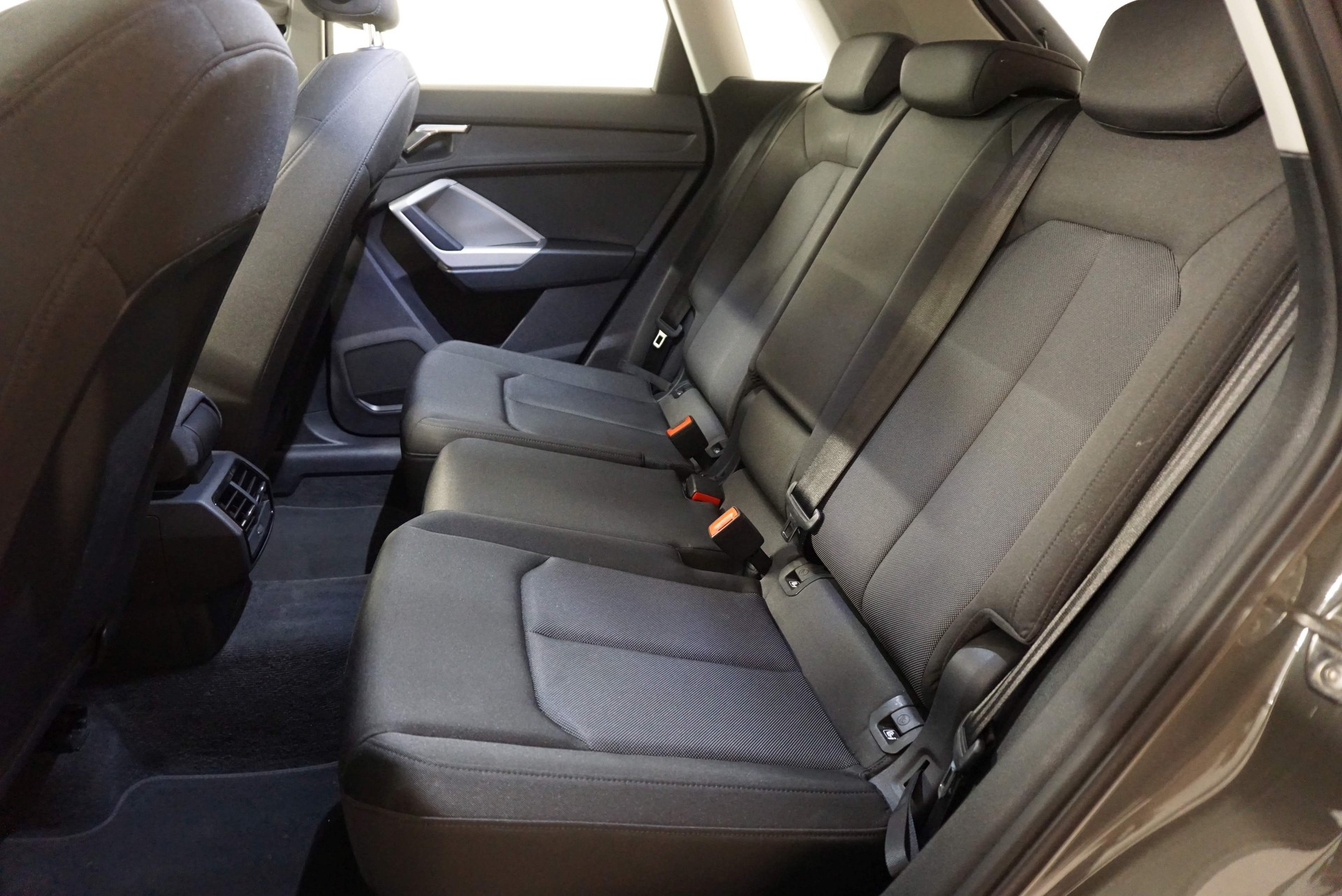 AUDI Q3 35 TDI advanced quattro S-tronic-image-9