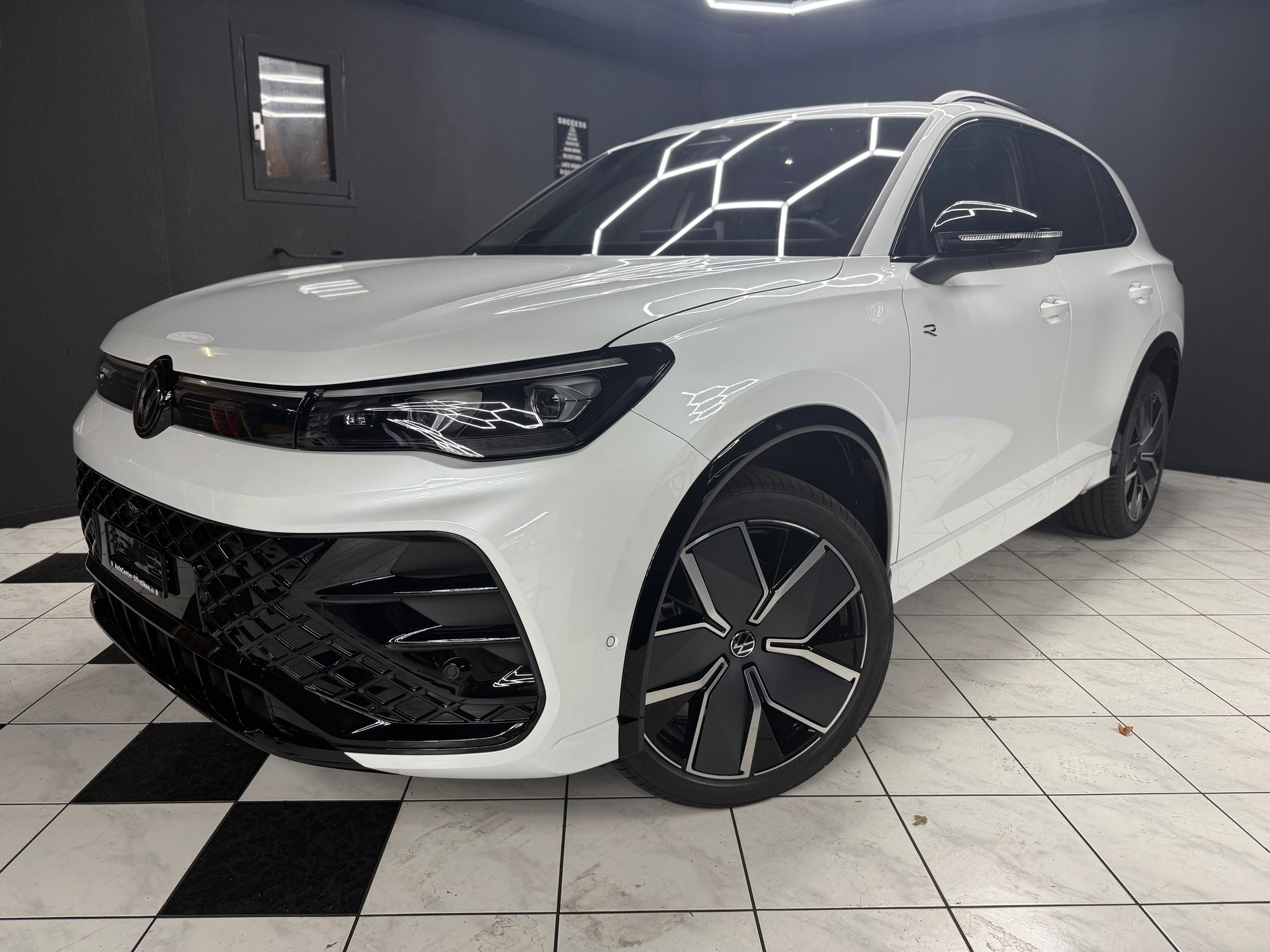 VW Tiguan 2.0 TDI SCR R-Line 4Motion DSG-image-1