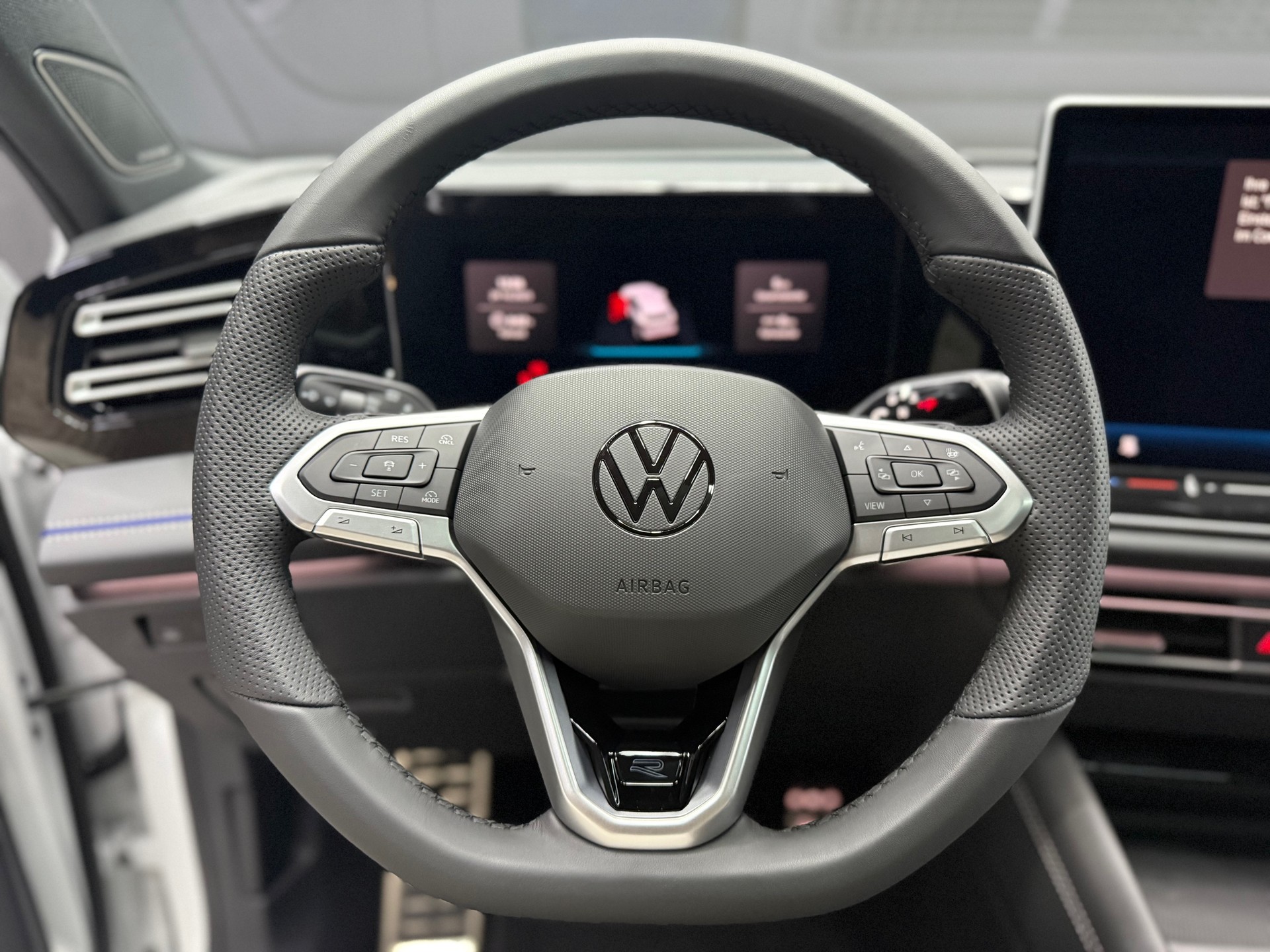 VW Tiguan 2.0 TDI SCR R-Line 4Motion DSG-image-11