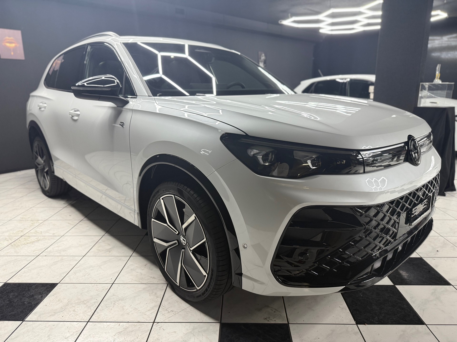 VW Tiguan 2.0 TDI SCR R-Line 4Motion DSG-image-3