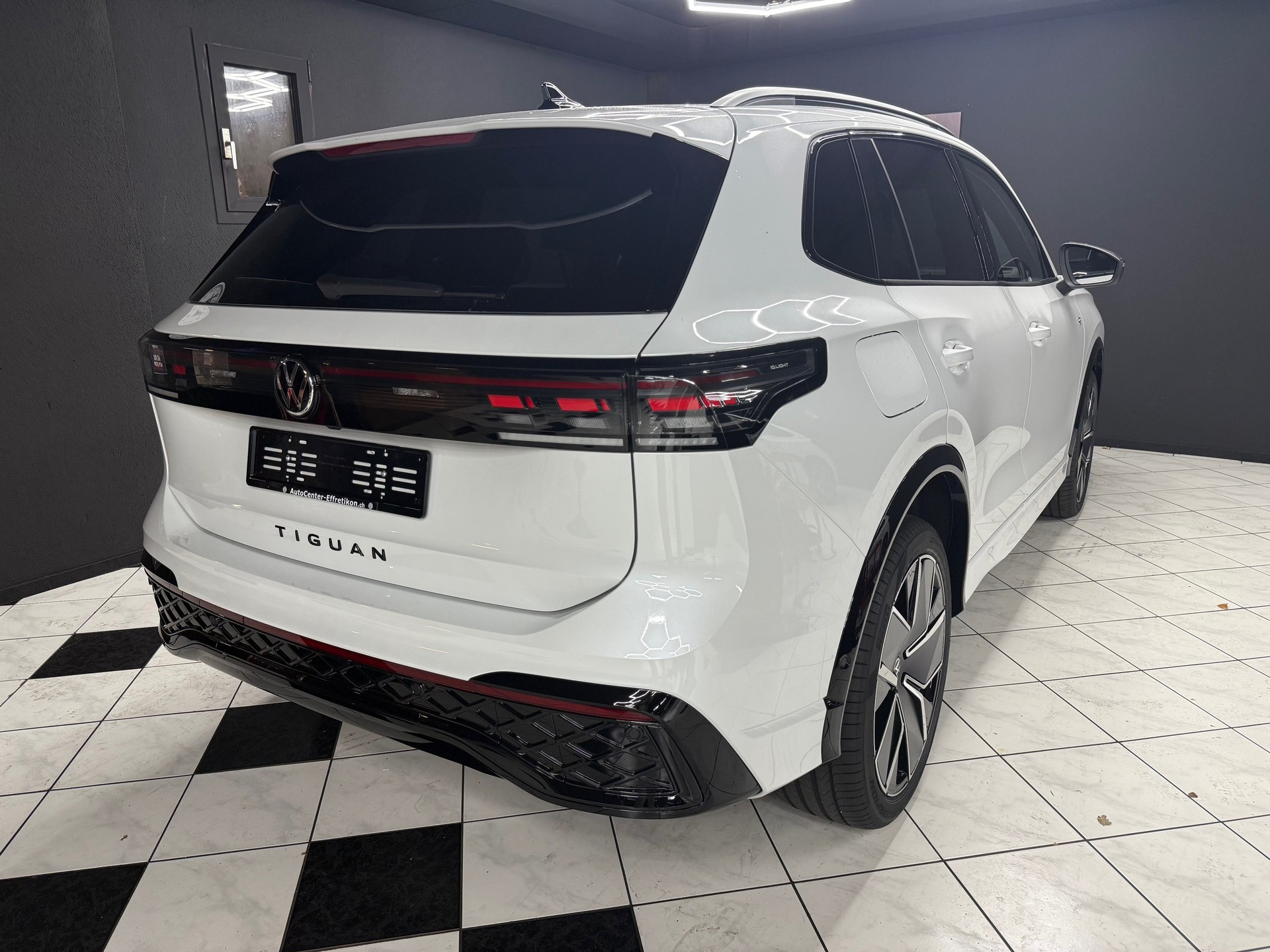VW Tiguan 2.0 TDI SCR R-Line 4Motion DSG-image-5