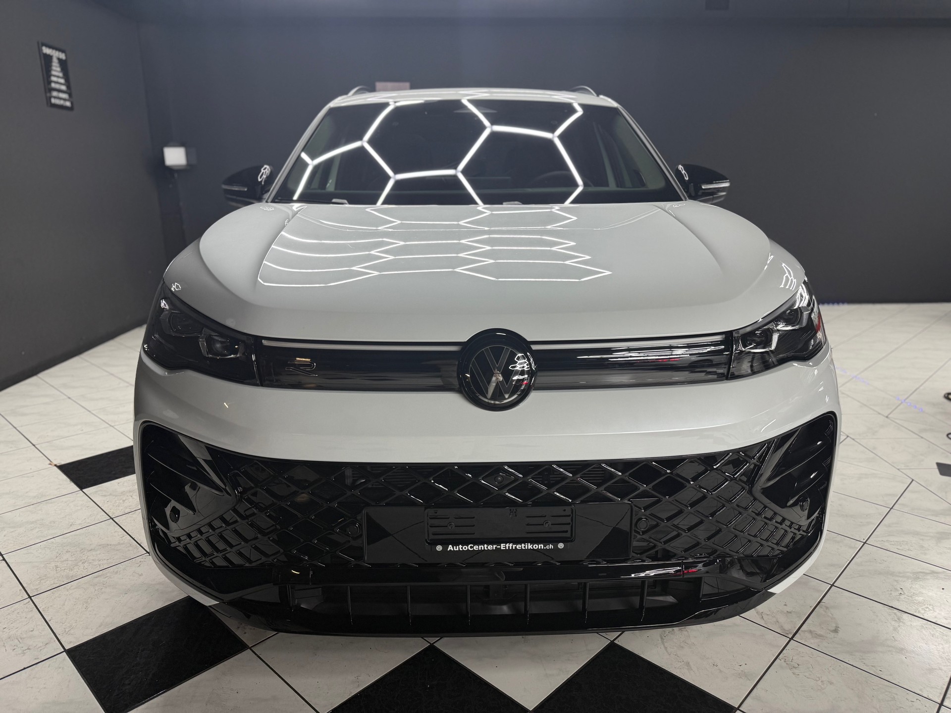 VW Tiguan 2.0 TDI SCR R-Line 4Motion DSG-image-2
