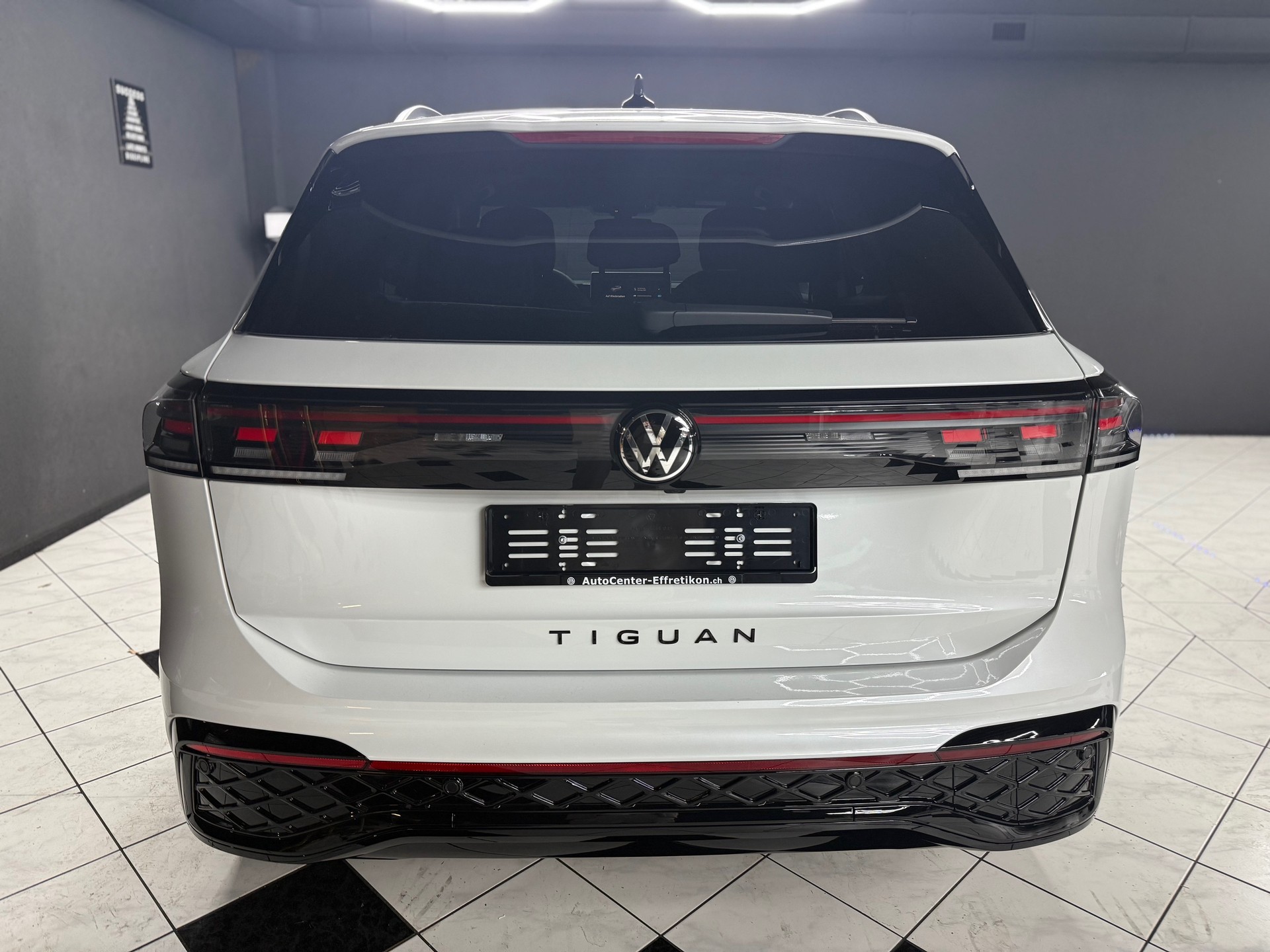 VW Tiguan 2.0 TDI SCR R-Line 4Motion DSG-image-4