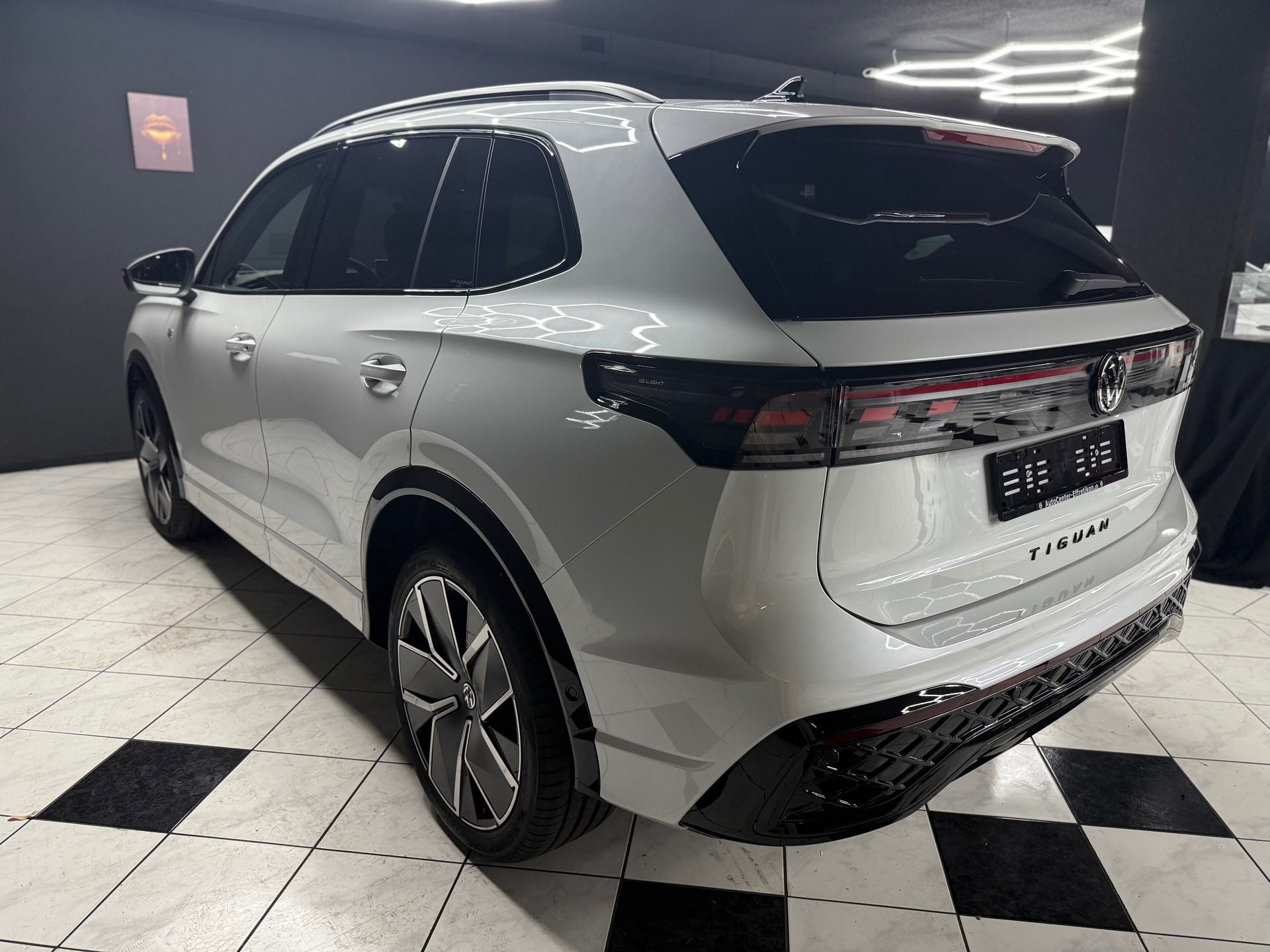 VW Tiguan 2.0 TDI SCR R-Line 4Motion DSG-image-6