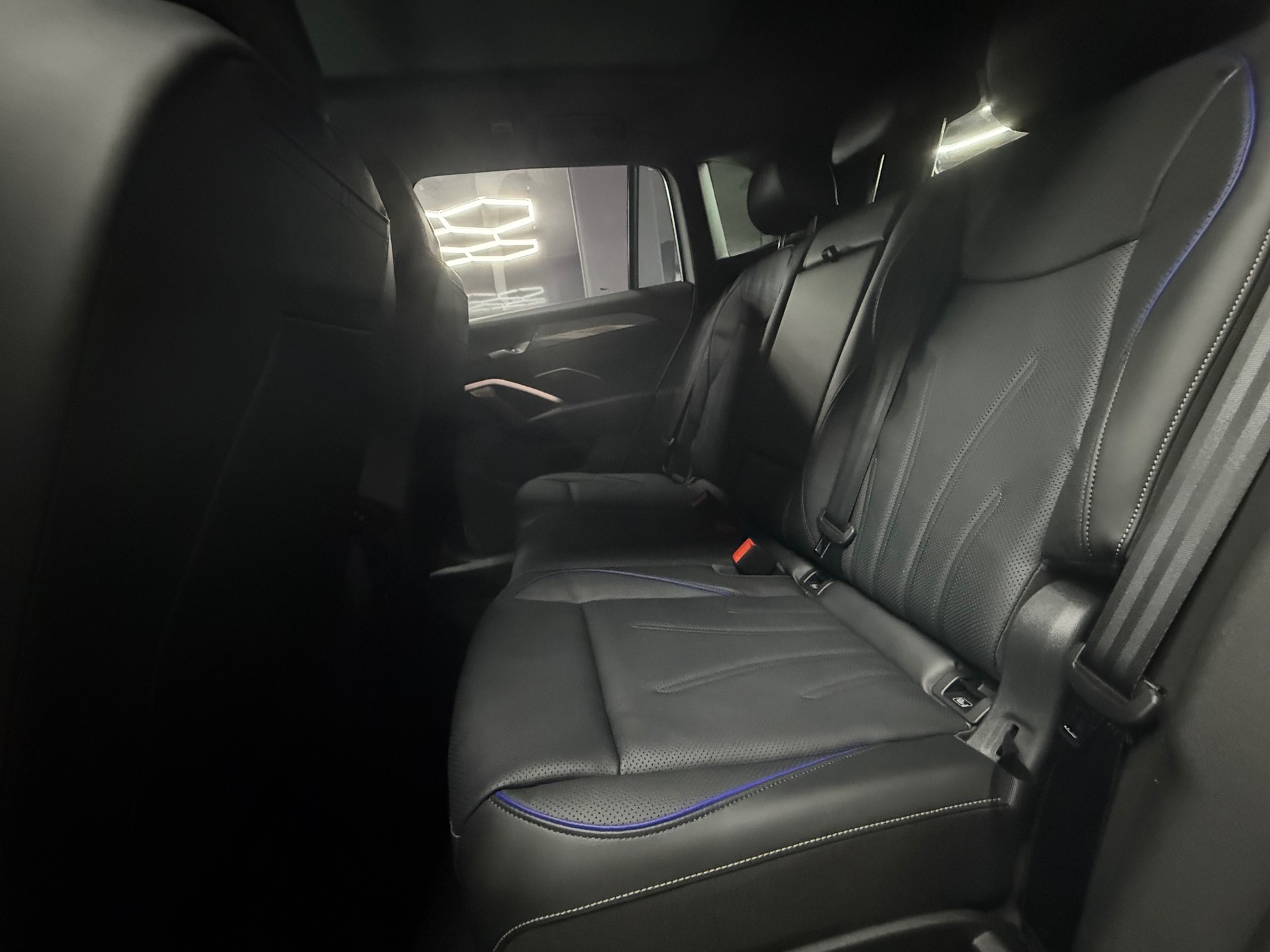VW Tiguan 2.0 TDI SCR R-Line 4Motion DSG-image-8