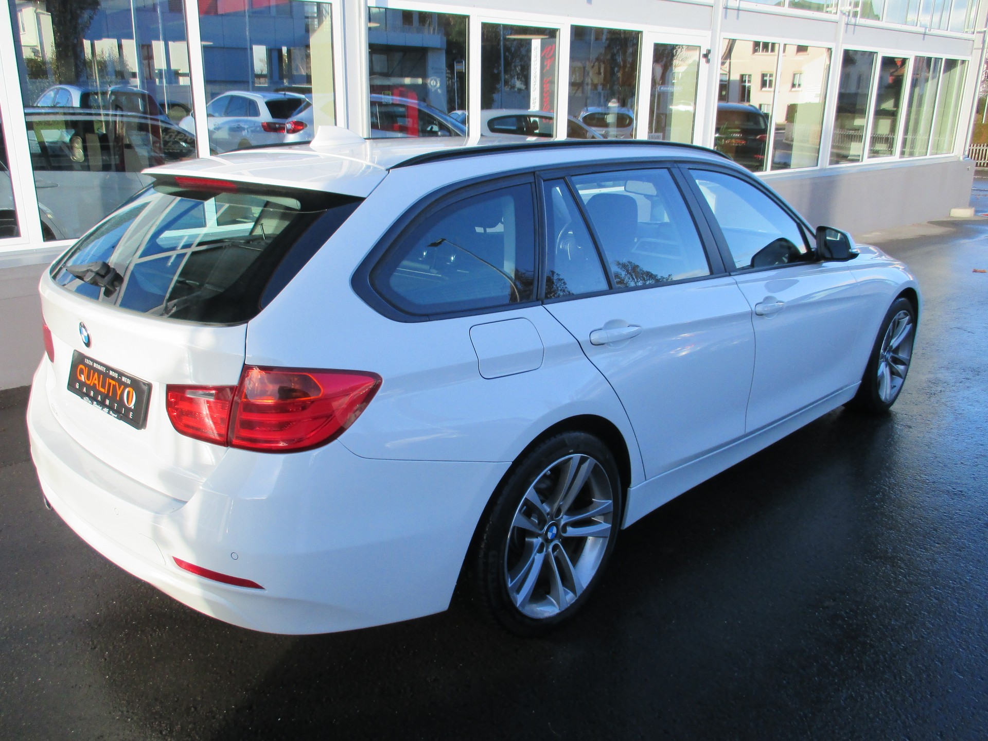 BMW 320i Touring Steptronic-image-4