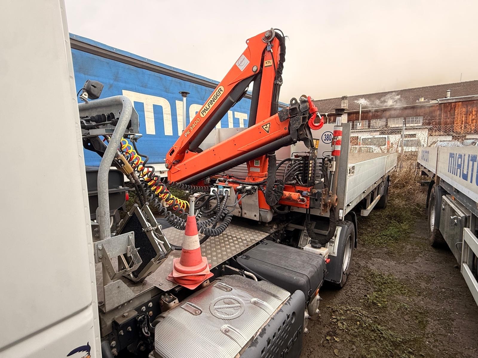 IVECO 80E22 Eurocargo semi-remorque + Grue PK 3400-image-4