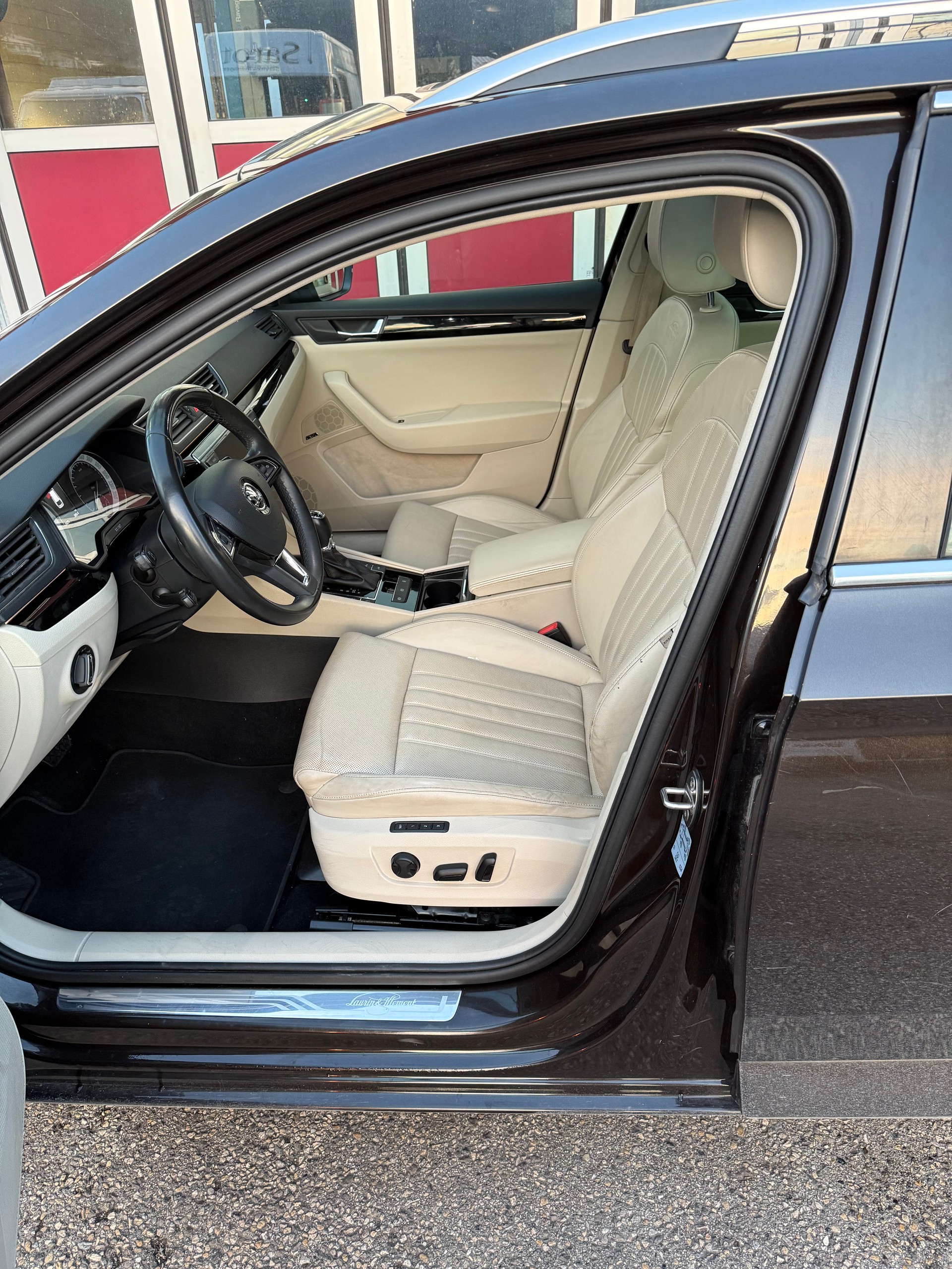 SKODA Superb Combi 2.0 TDi L&K 4x4 DSG-image-4