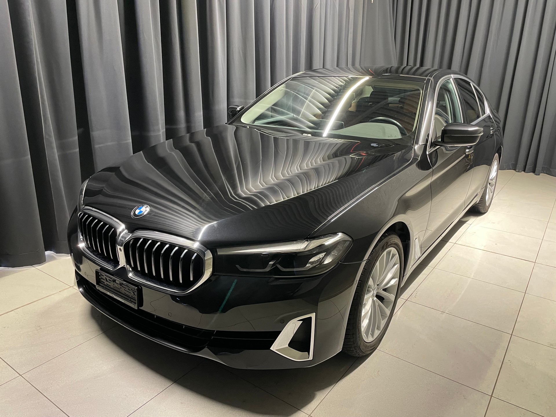 BMW 520d xDrive 48V Luxury Line Steptronic(M)(16)-image-2