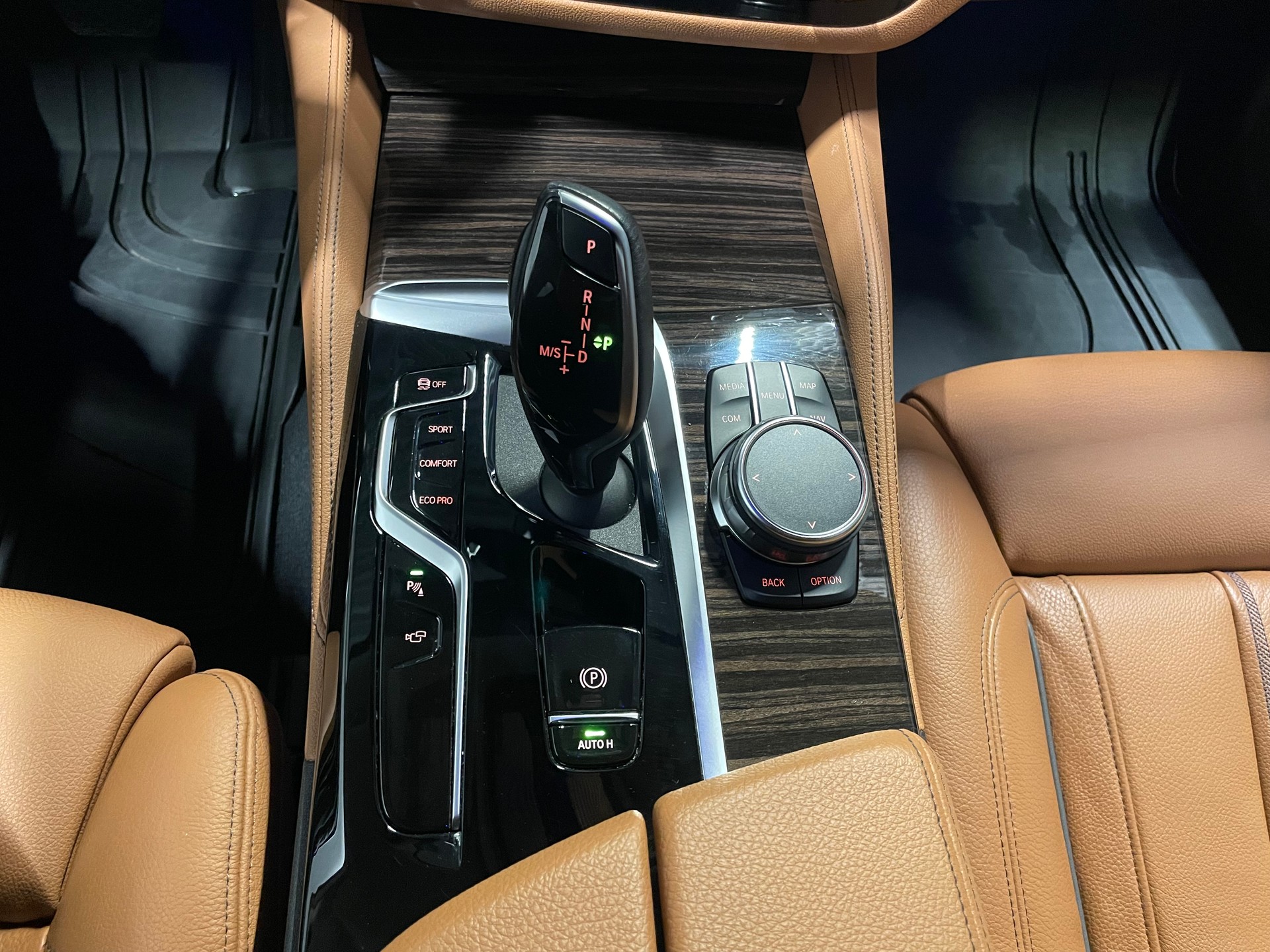BMW 520d xDrive 48V Luxury Line Steptronic(M)(16)-image-16