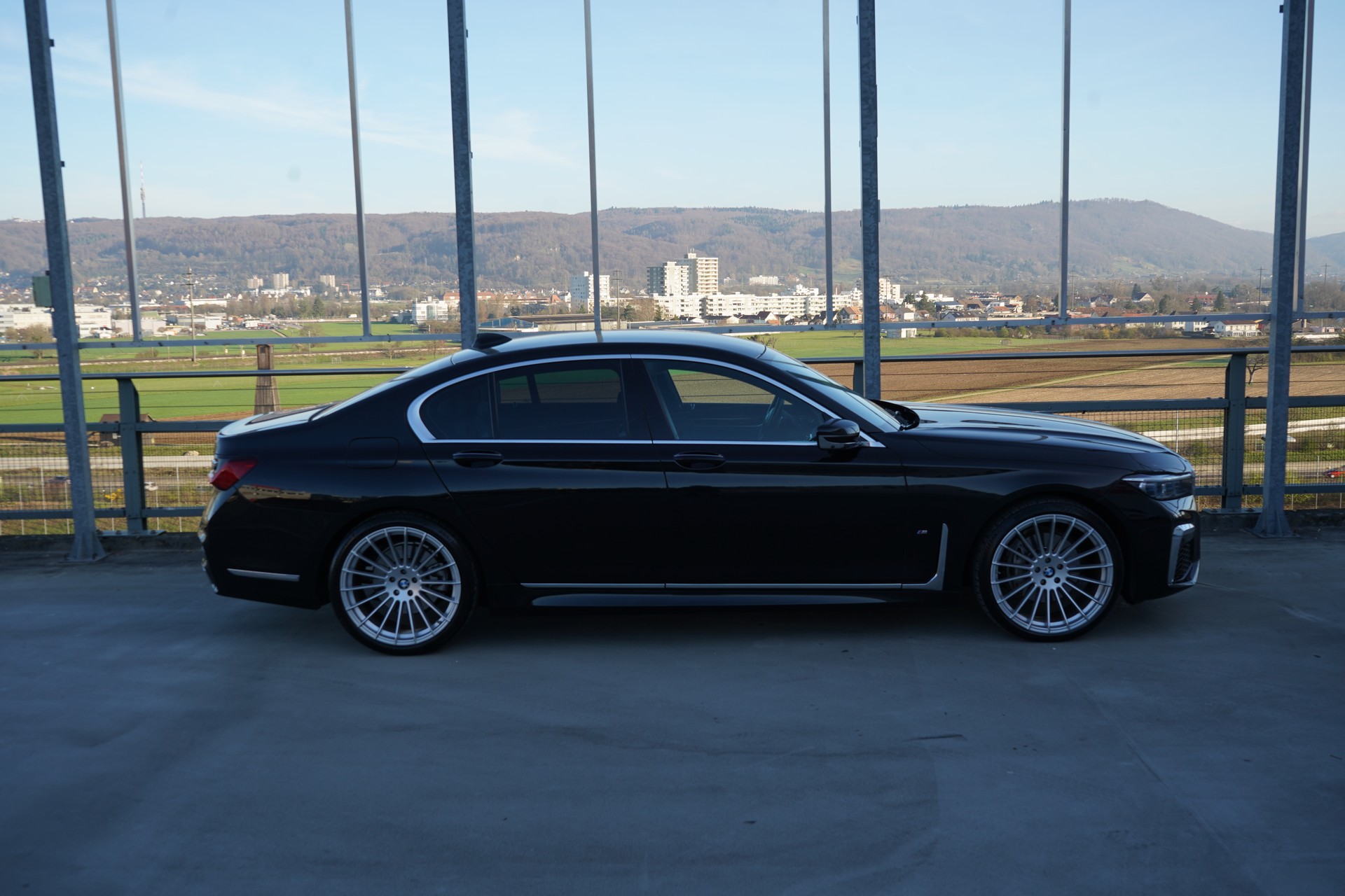 BMW 730d xDRIVE STEPTRONIC M SPORT BLACK l 265 PS-image-4