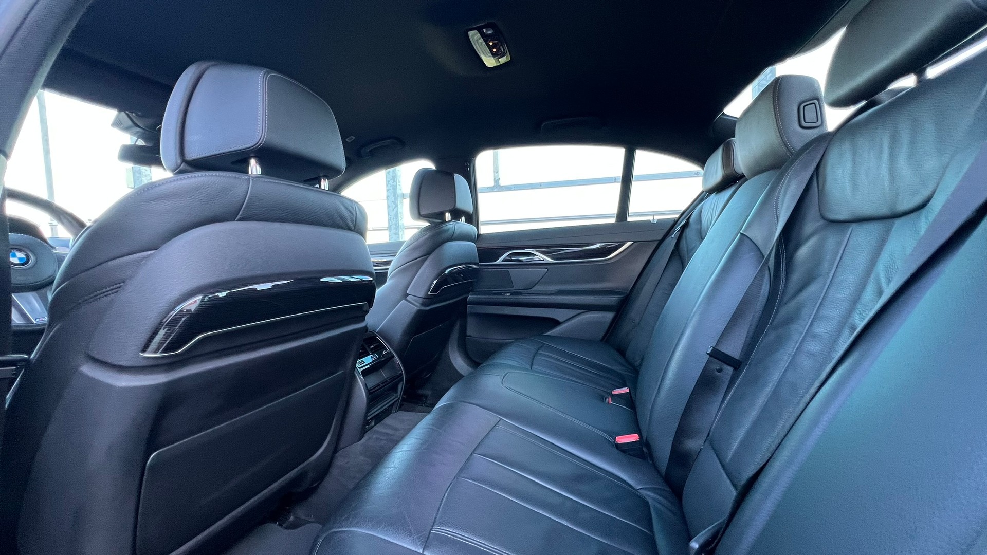 BMW 730d xDRIVE STEPTRONIC M SPORT BLACK l 265 PS-image-28