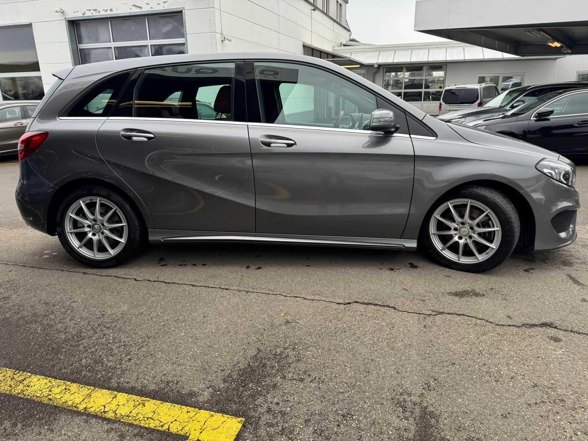 MERCEDES-BENZ B 220 CDI Swiss Star Edition AMG Line 4Matic-image-3