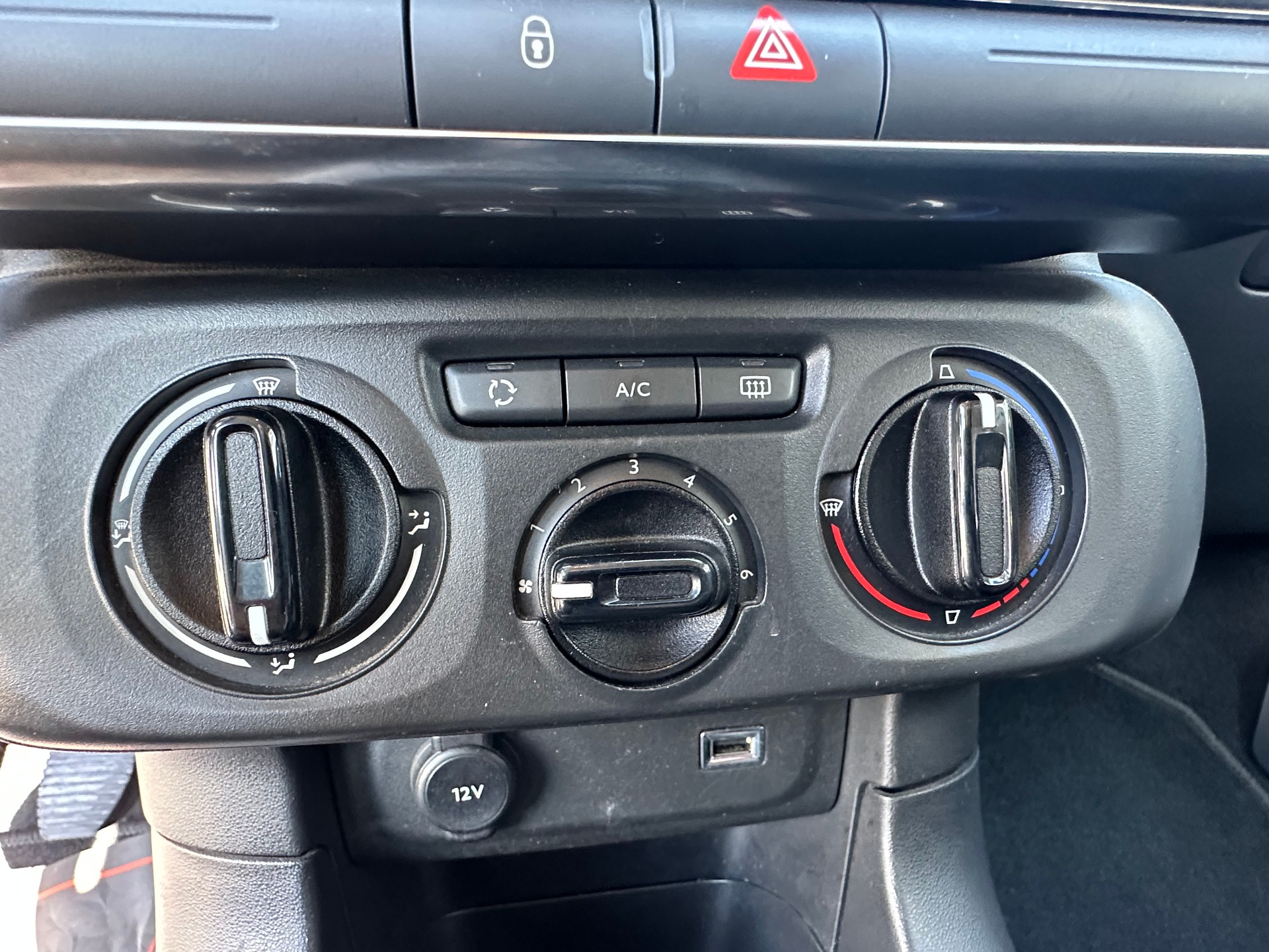 CITROEN C3 1.2i essence-image-17