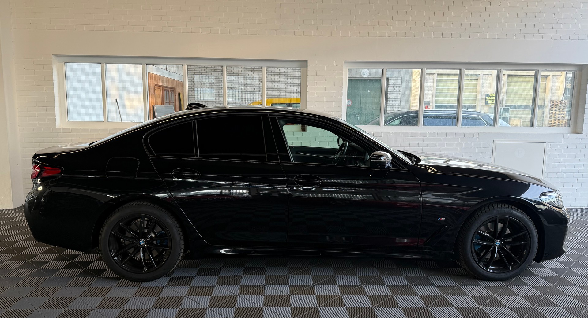 BMW 520d xDrive 48V 4X4 M Sport PACK Steptronic-showroom-element-1