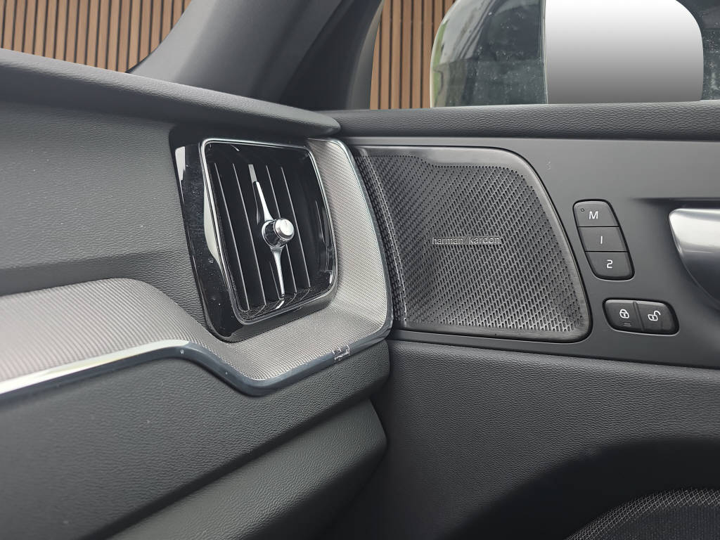 VOLVO XC60 2.0 B5 MH Plus Black Edition AWD-image-20