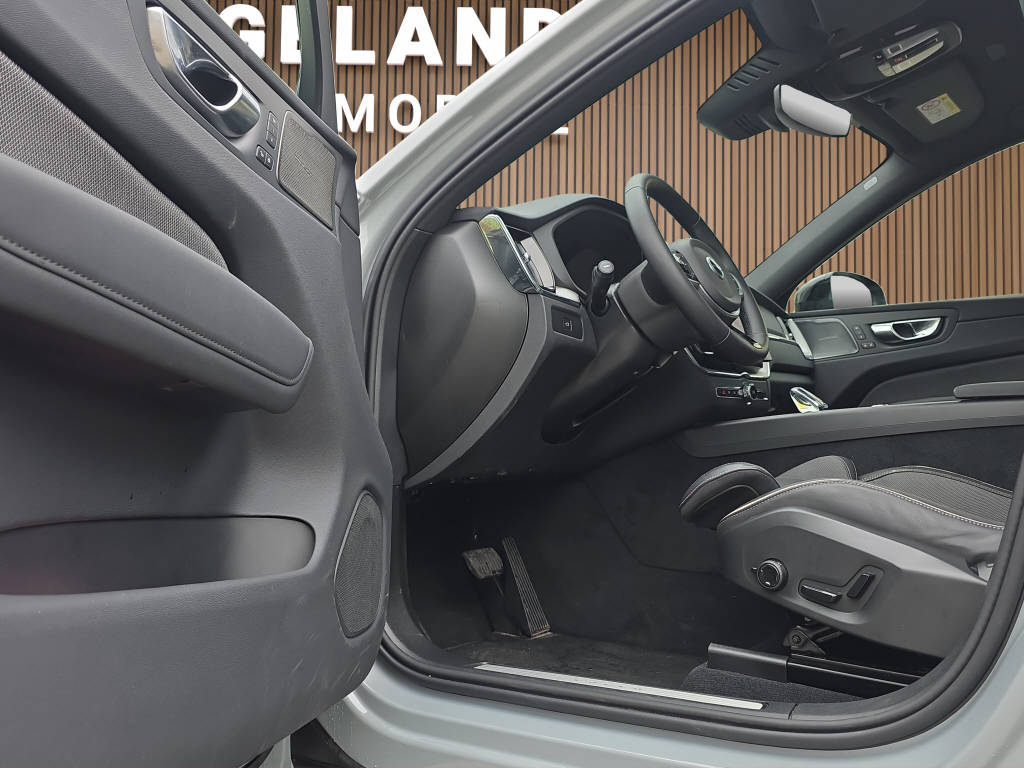 VOLVO XC60 2.0 B5 MH Plus Black Edition AWD-image-11