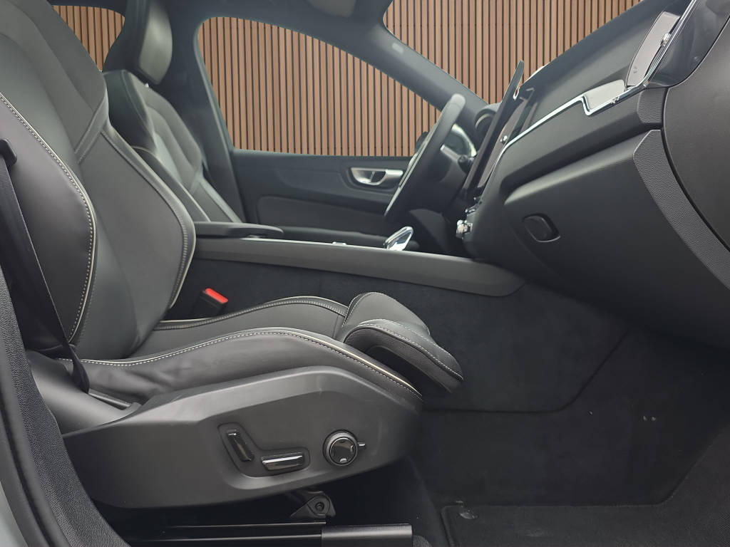 VOLVO XC60 2.0 B5 MH Plus Black Edition AWD-image-13