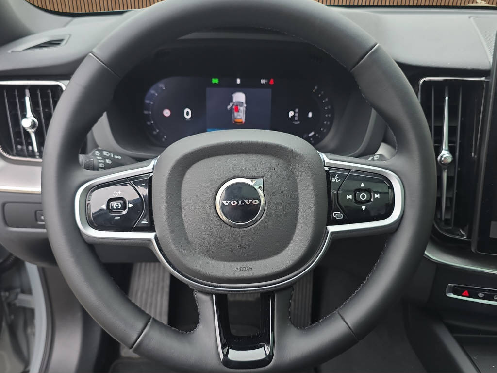 VOLVO XC60 2.0 B5 MH Plus Black Edition AWD-image-15