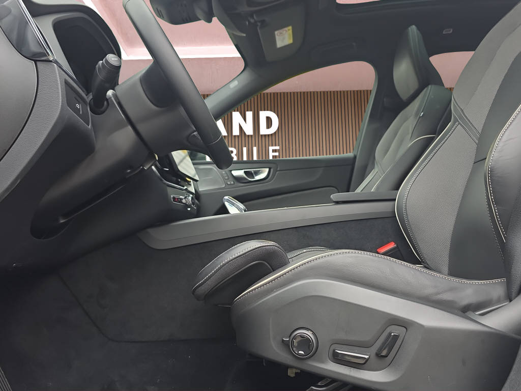 VOLVO XC60 2.0 B5 MH Plus Black Edition AWD-image-12