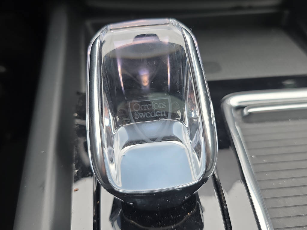 VOLVO XC60 2.0 B5 MH Plus Black Edition AWD-image-24