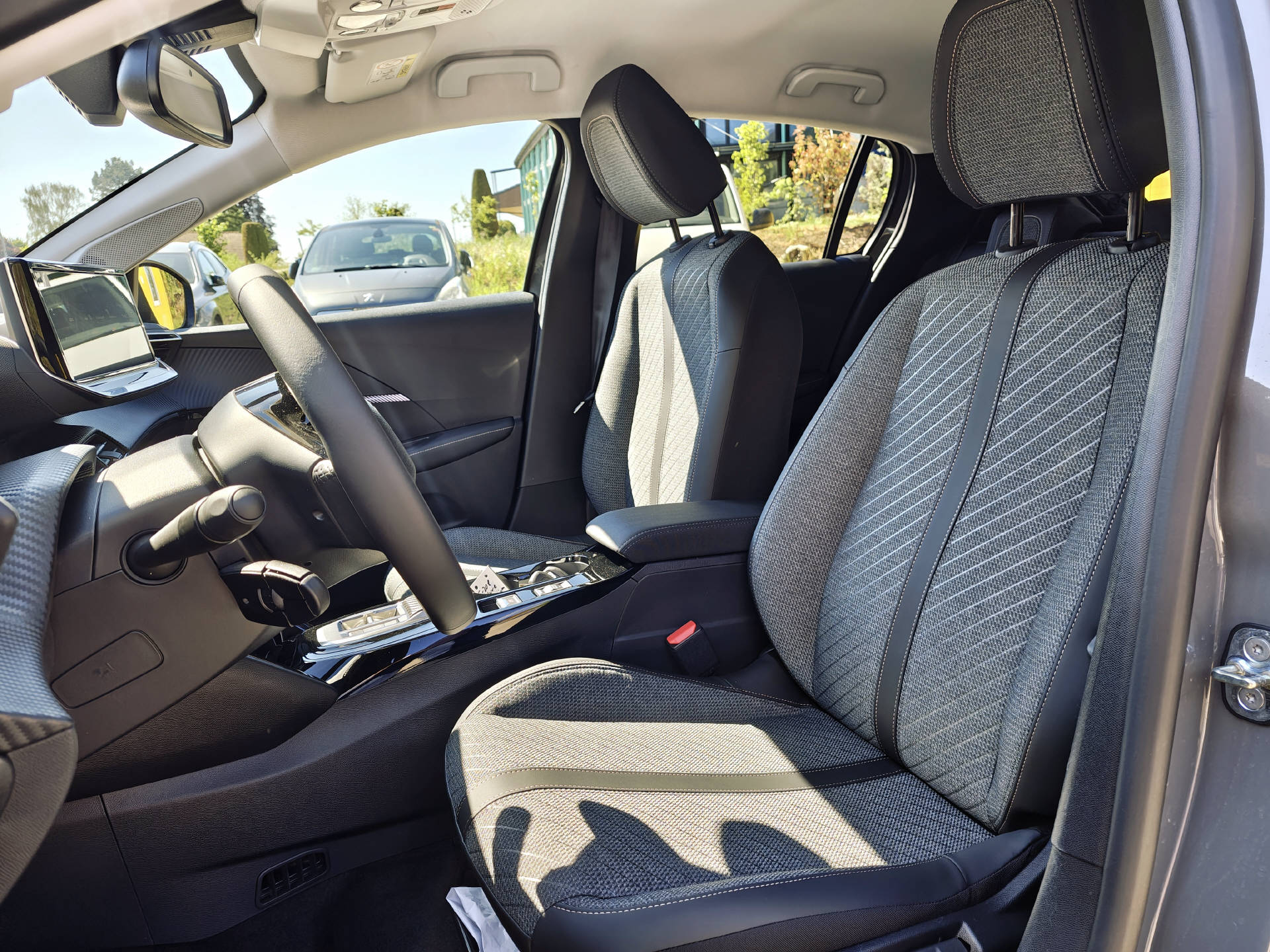 PEUGEOT 208 e-Allure-image-8