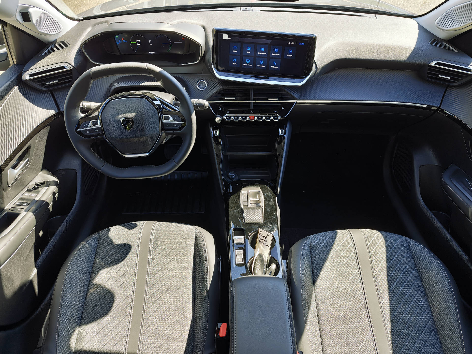 PEUGEOT 208 e-Allure-image-10