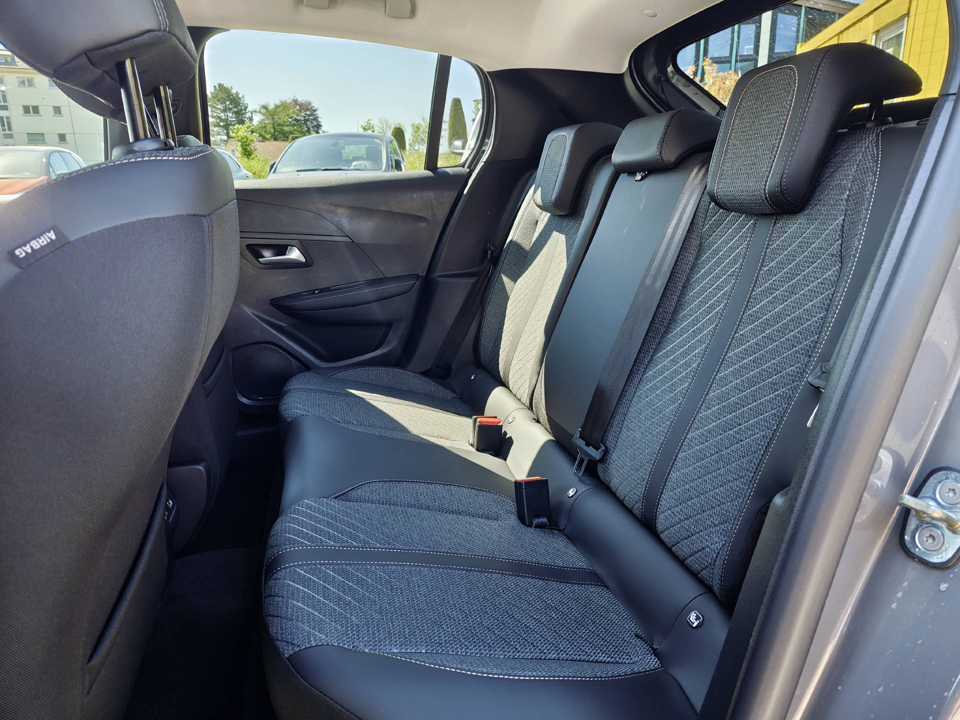 PEUGEOT 208 e-Allure-image-9