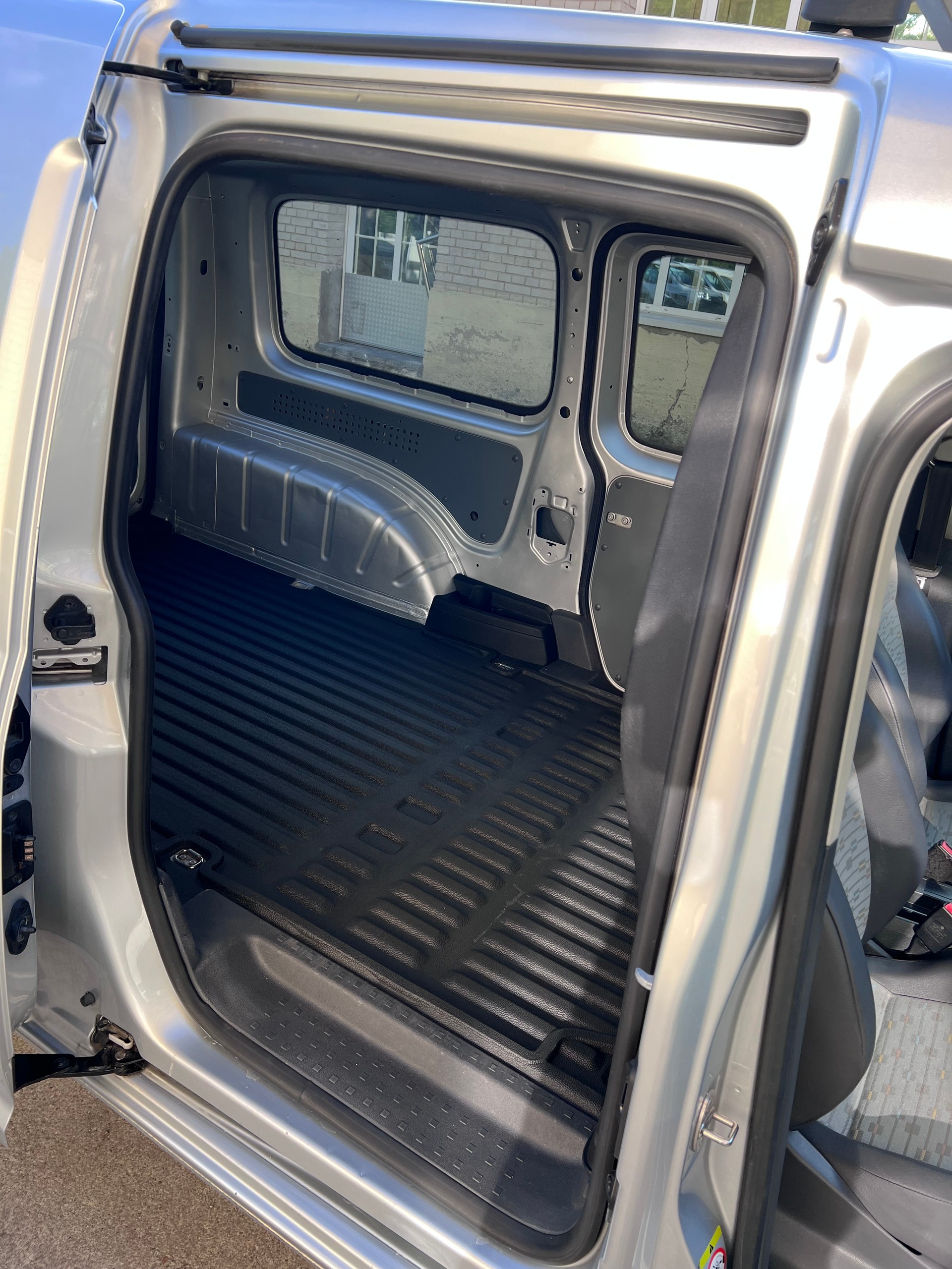 VW Caddy Maxi 1.6 TDI Blue Motion Technology-image-7