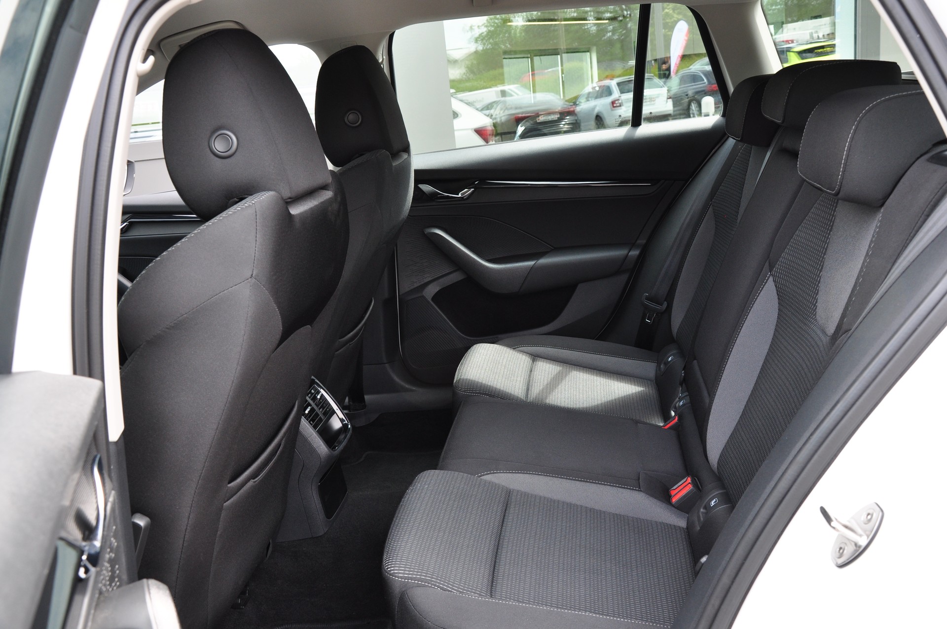SKODA Octavia Combi 2.0 TDI DSG Ambition 4x4-image-19