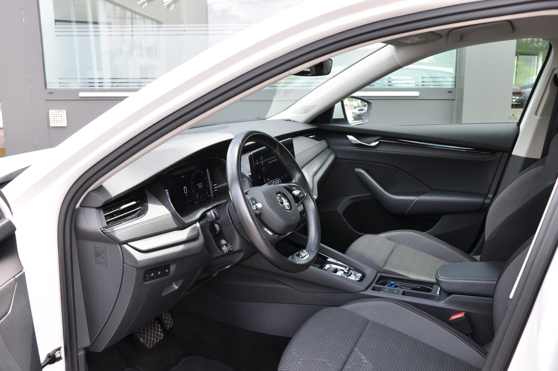 SKODA Octavia Combi 2.0 TDI DSG Ambition 4x4-image-14