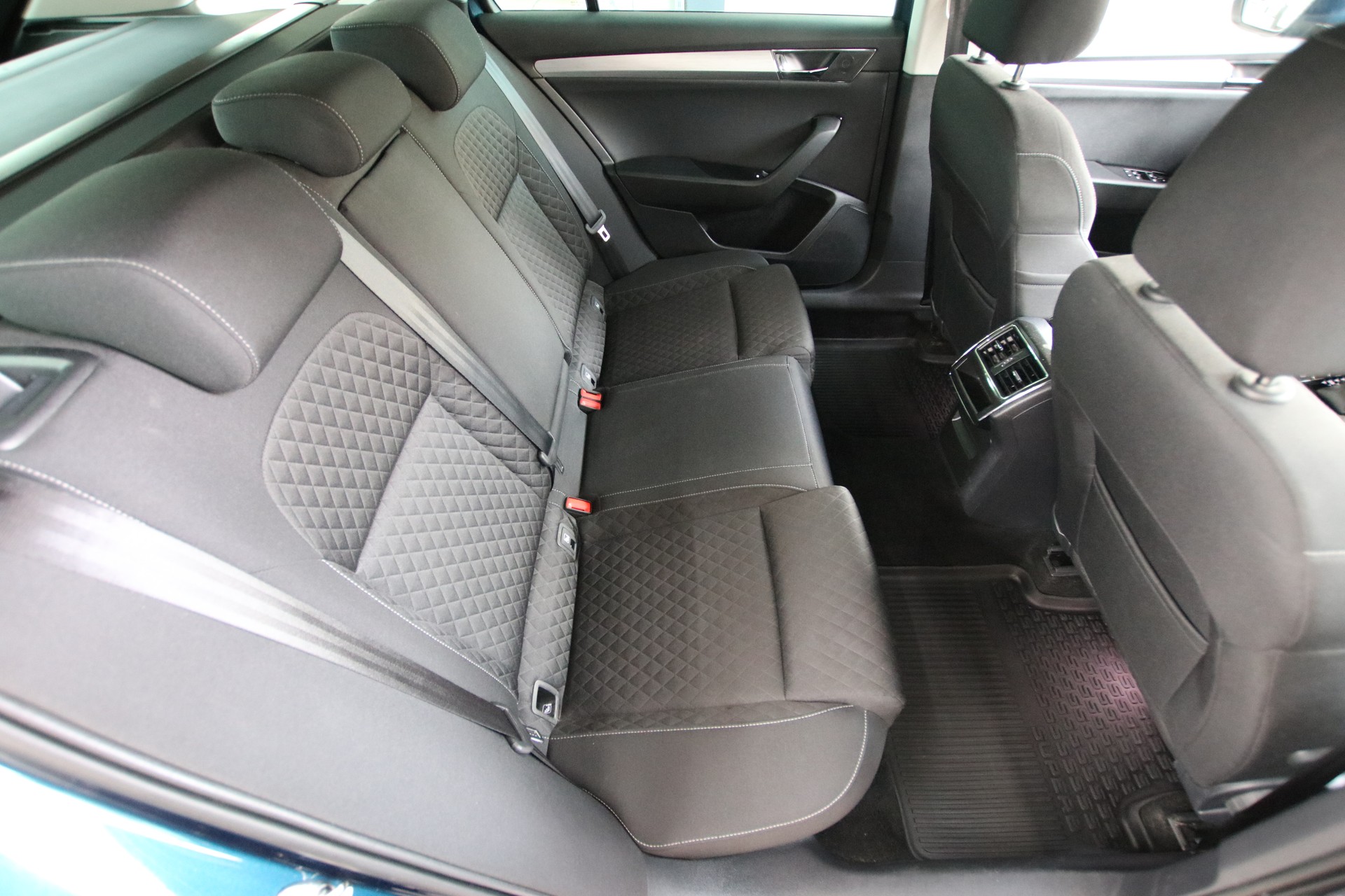 SKODA Superb Combi 1.5 TSI Ambition DSG *Werksgarantie bis 07.2028*-image-13