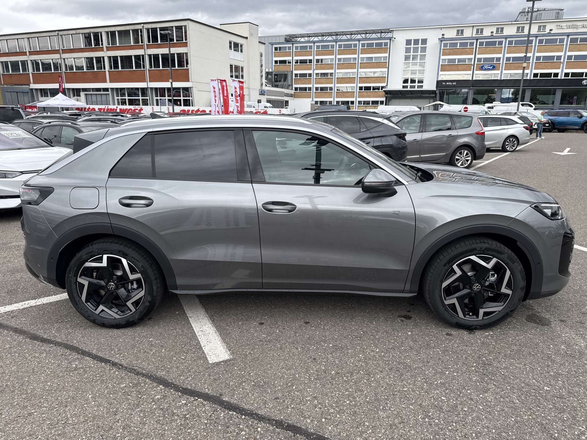 VW T-Roc 1.5 eTSi mHEV R-Line DSG-Automat-image-10