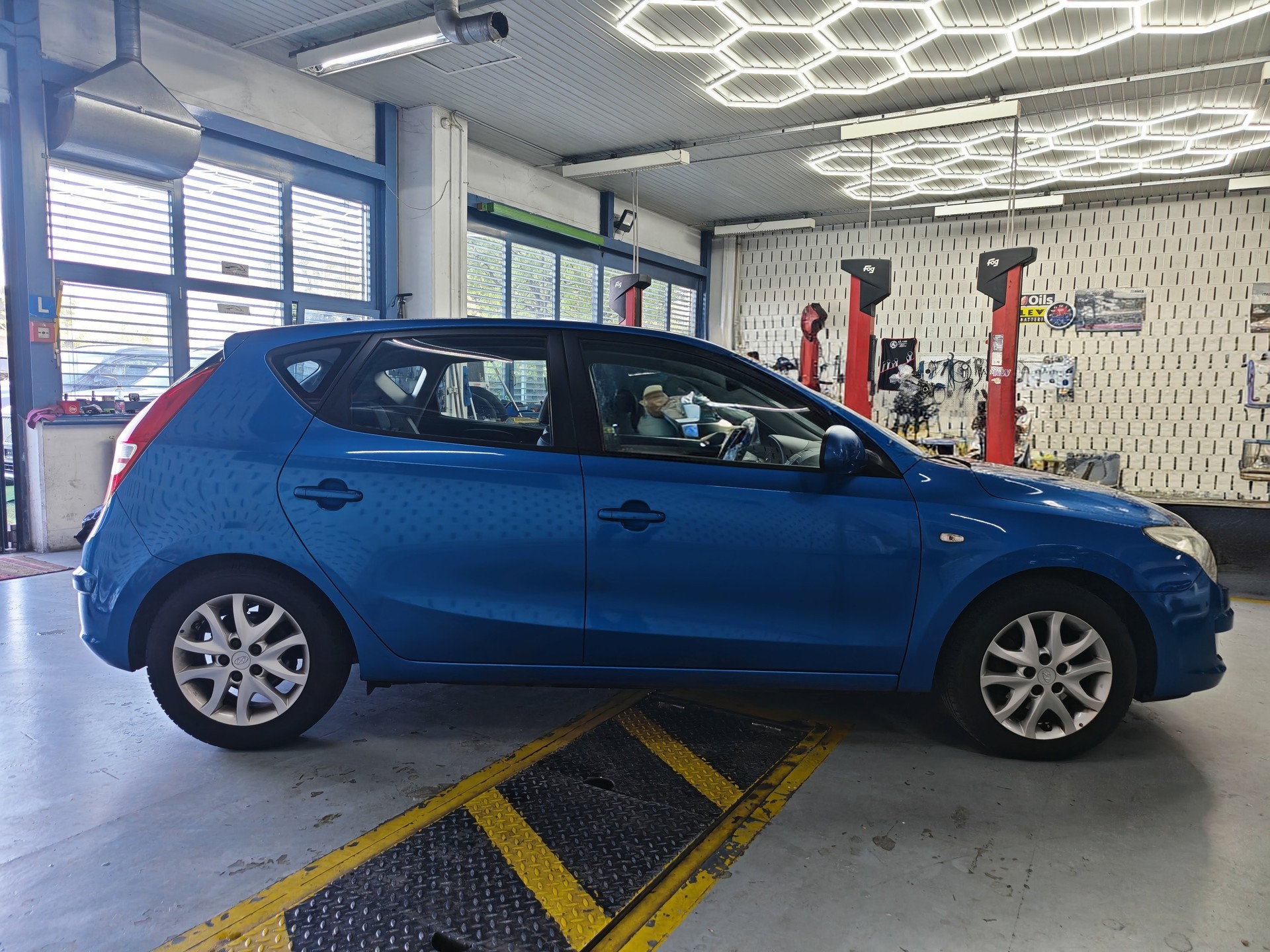 HYUNDAI i30 1.6 CRDi Style-image-5