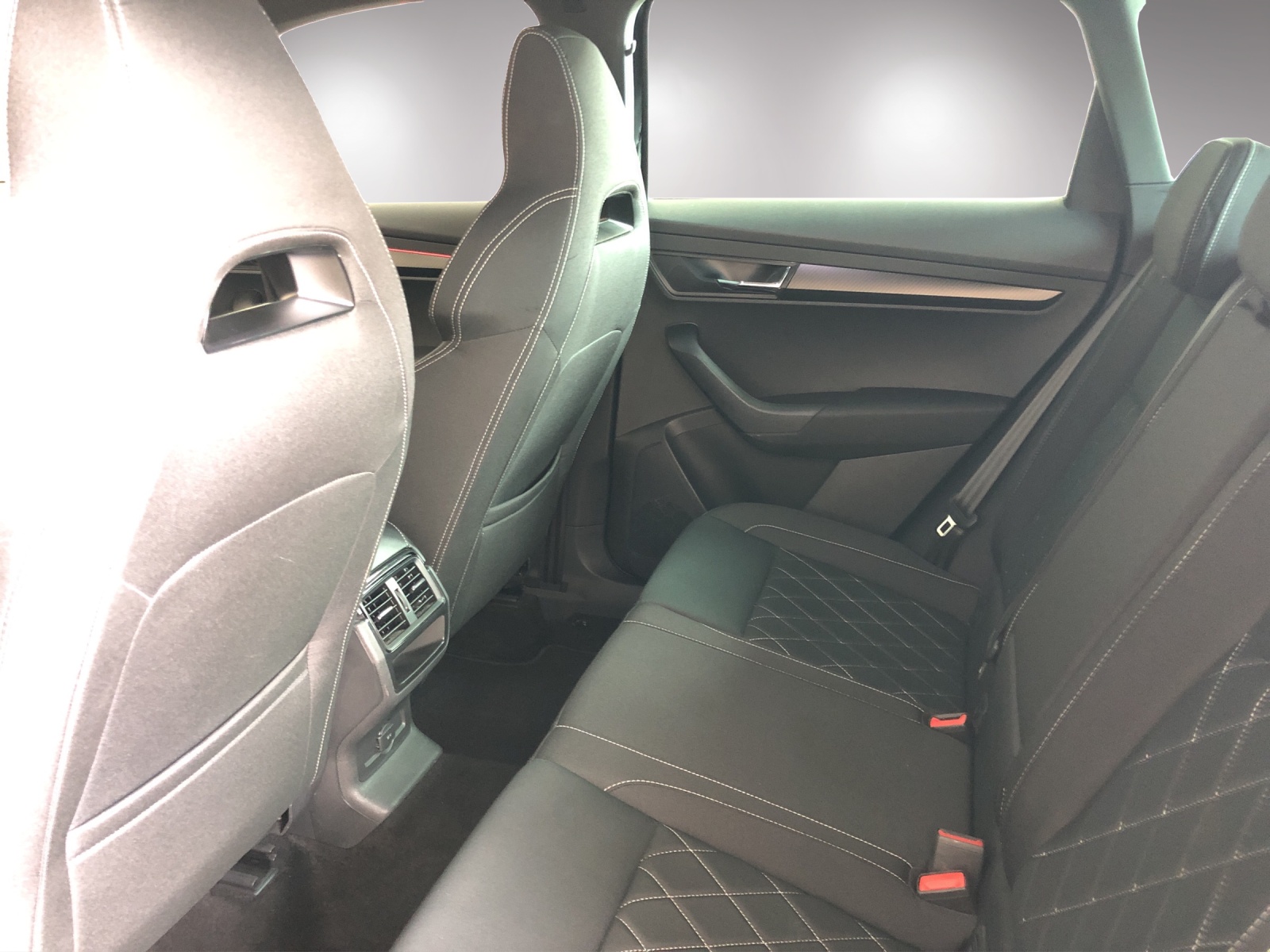 SKODA Karoq 2.0 TSI SportLine 4x4 DSG-image-19