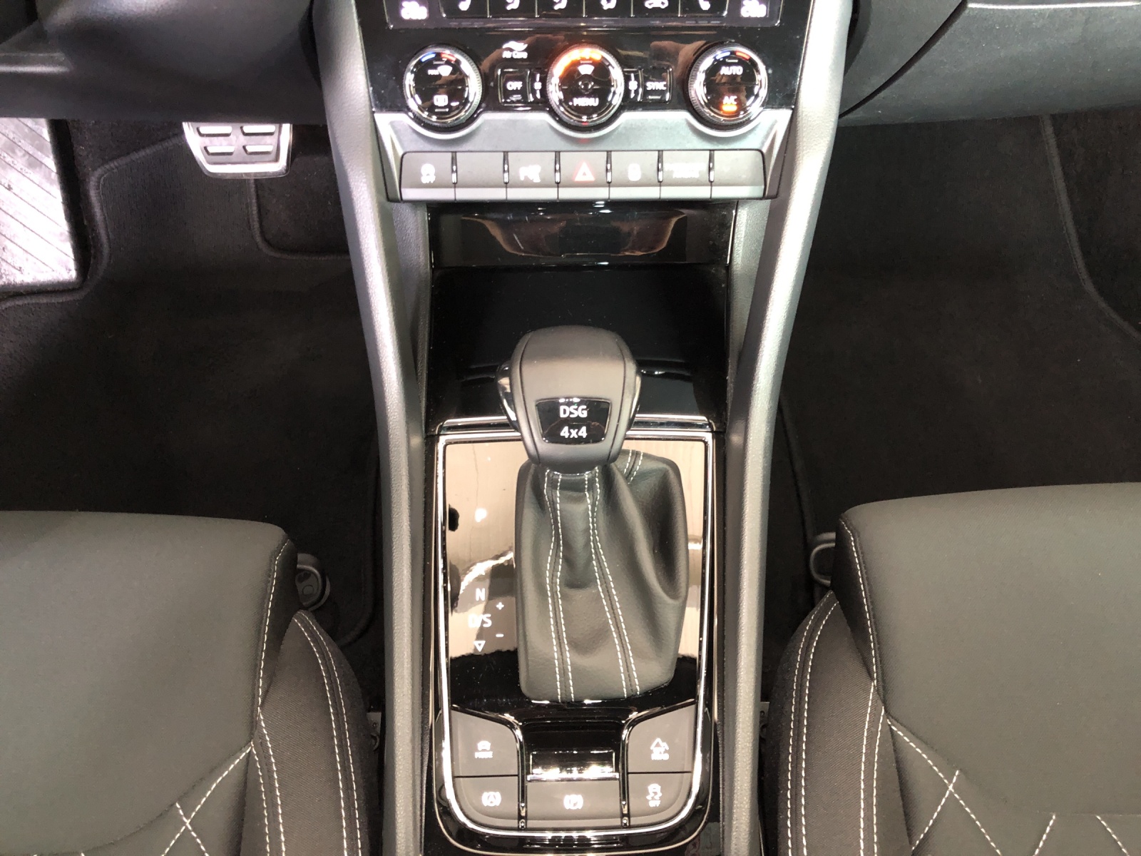 SKODA Karoq 2.0 TSI SportLine 4x4 DSG-image-13