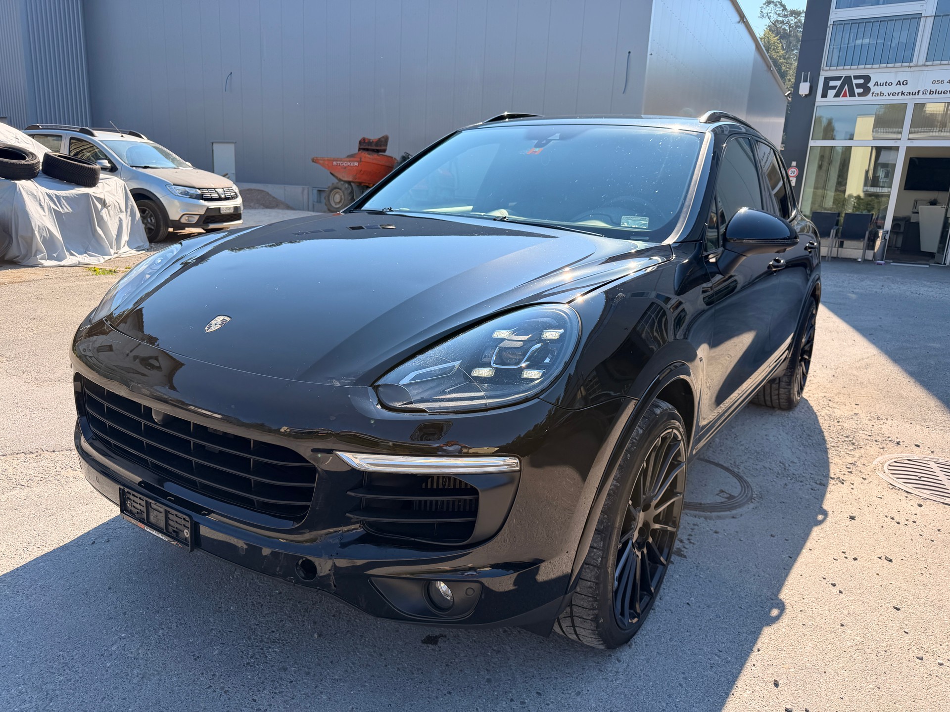 PORSCHE Cayenne Diesel Platinum Edition-showroom-element-1