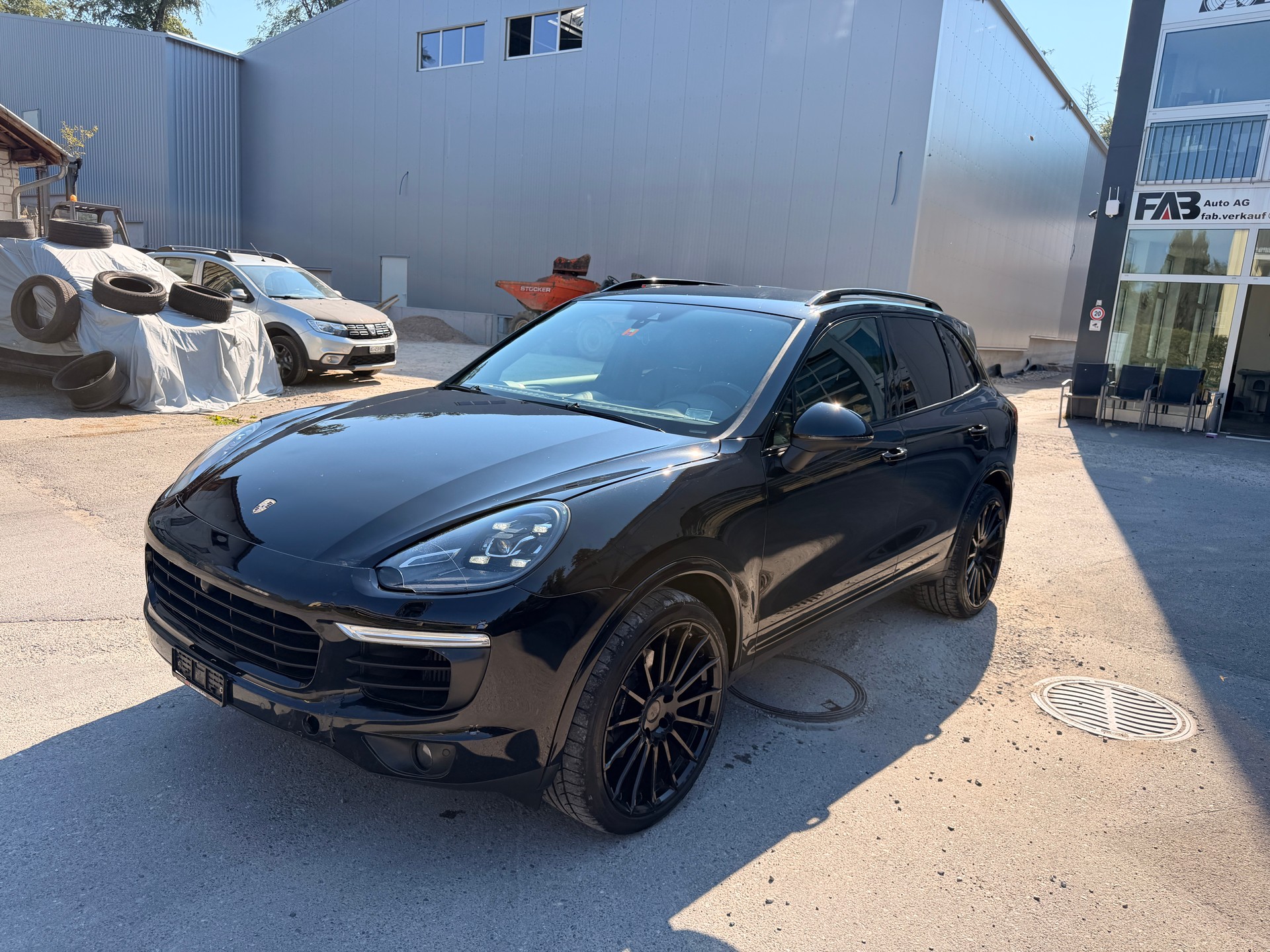 PORSCHE Cayenne Diesel Platinum Edition-showroom-element-2