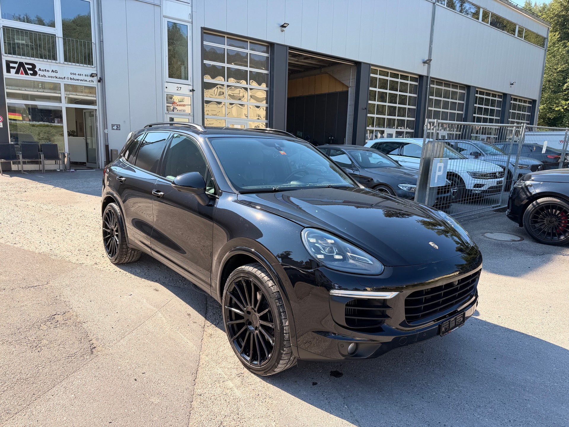 PORSCHE Cayenne Diesel Platinum Edition-showroom-element-3