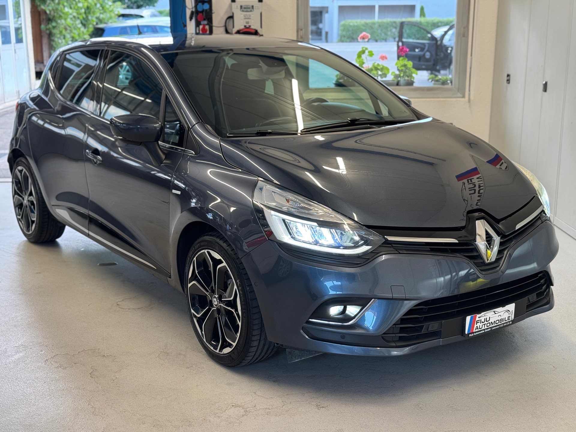 RENAULT Clio 1.2 16V T Swiss Edition-image-2