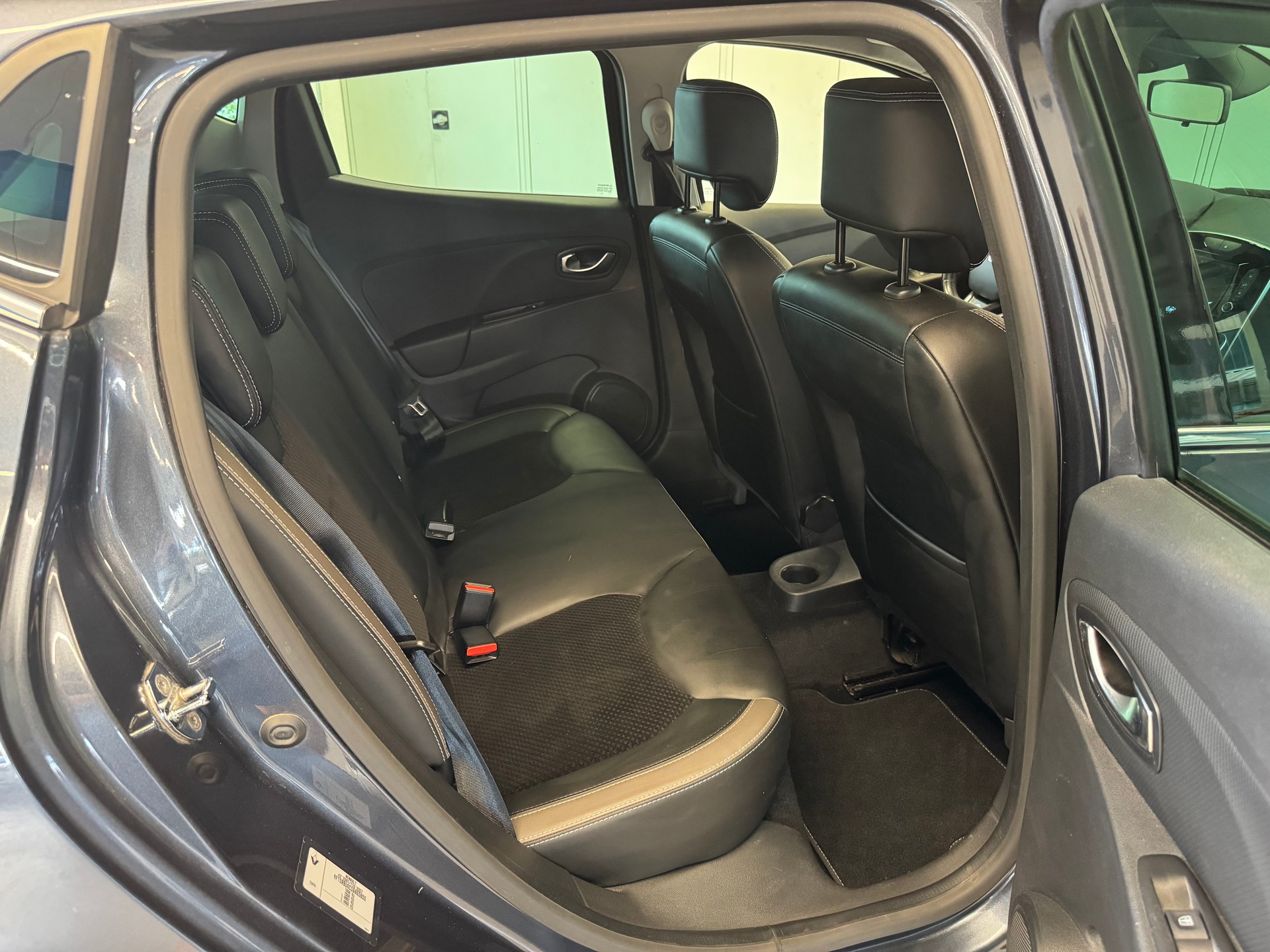 RENAULT Clio 1.2 16V T Swiss Edition-image-11