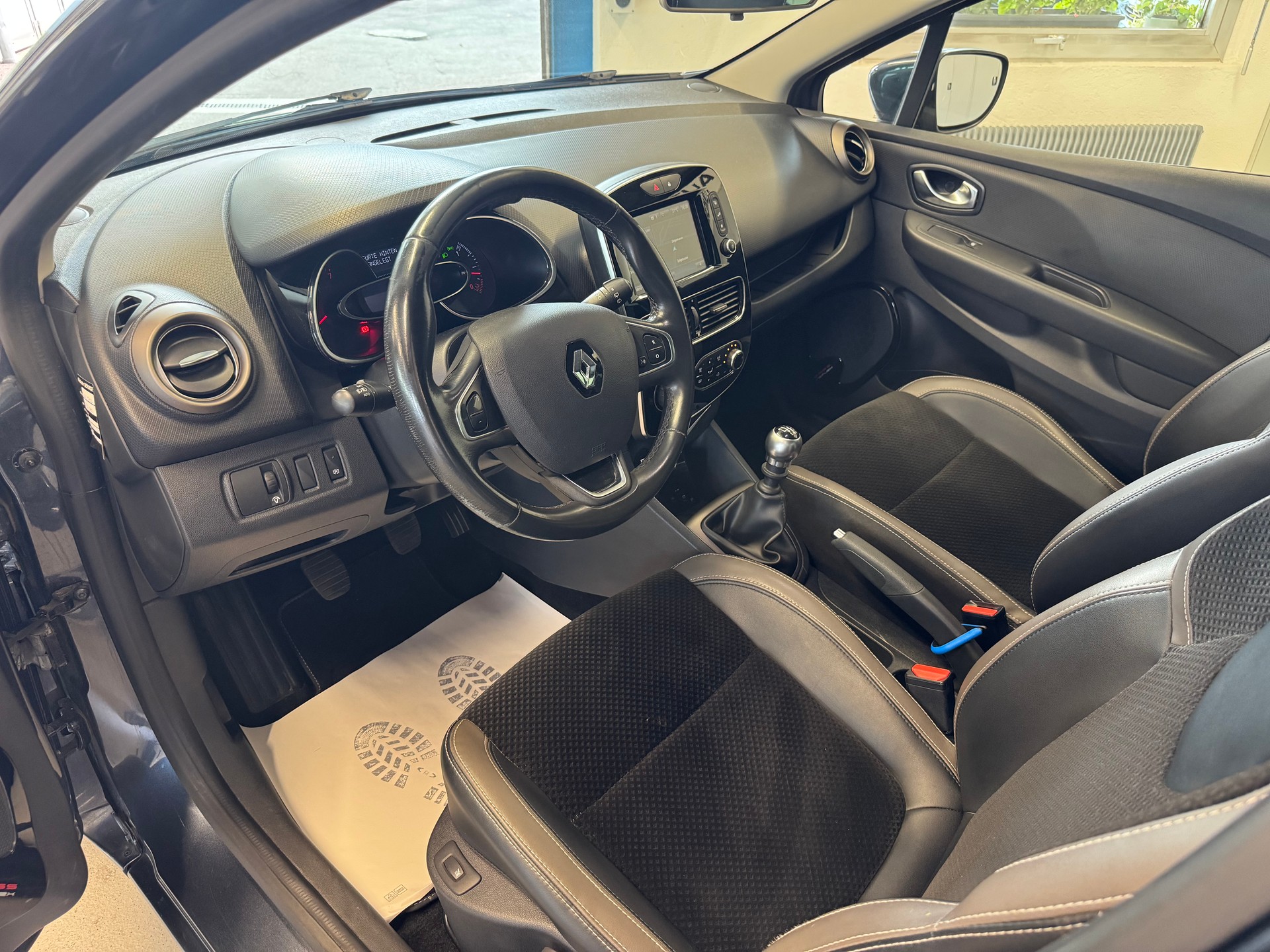 RENAULT Clio 1.2 16V T Swiss Edition-image-7