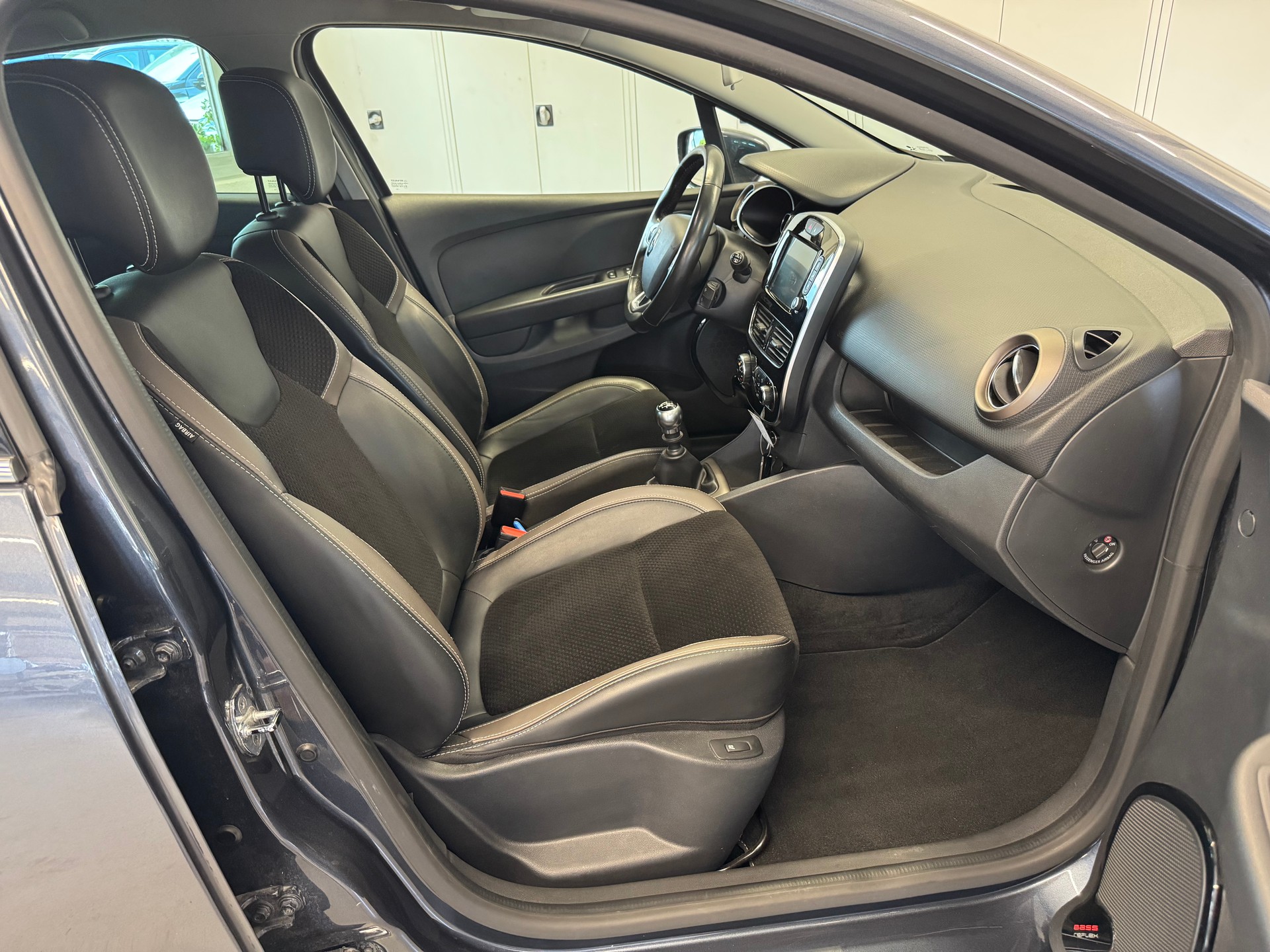 RENAULT Clio 1.2 16V T Swiss Edition-image-10