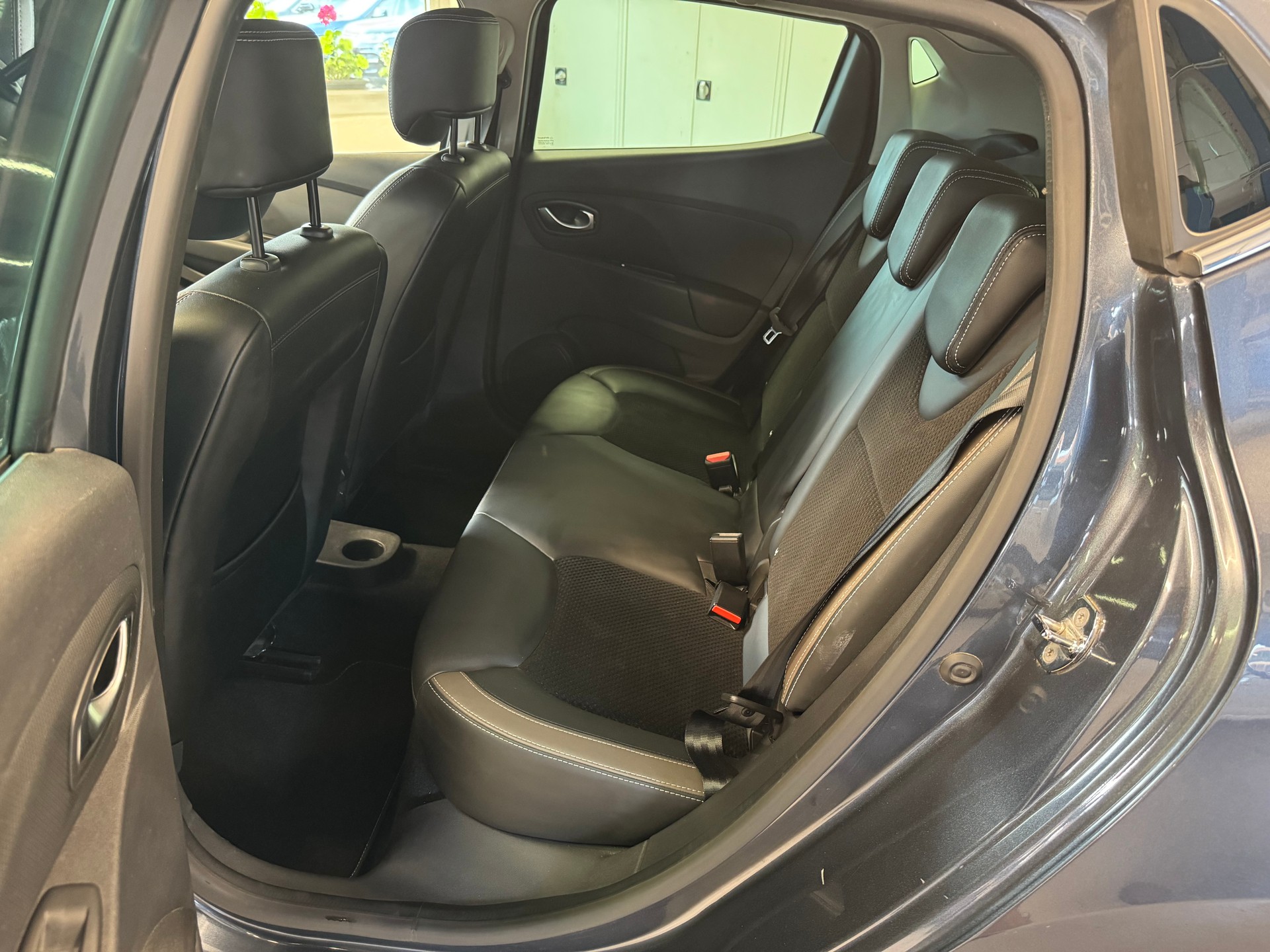 RENAULT Clio 1.2 16V T Swiss Edition-image-12