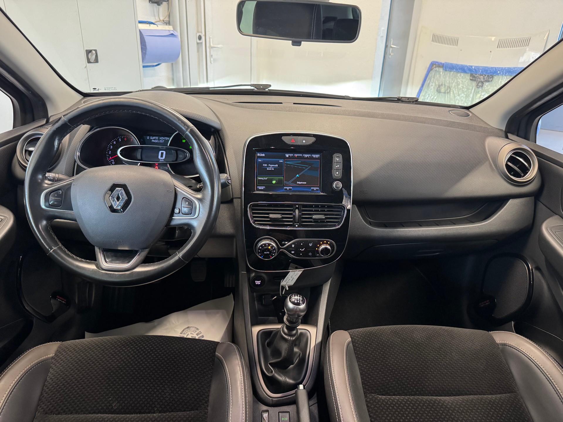 RENAULT Clio 1.2 16V T Swiss Edition-image-8