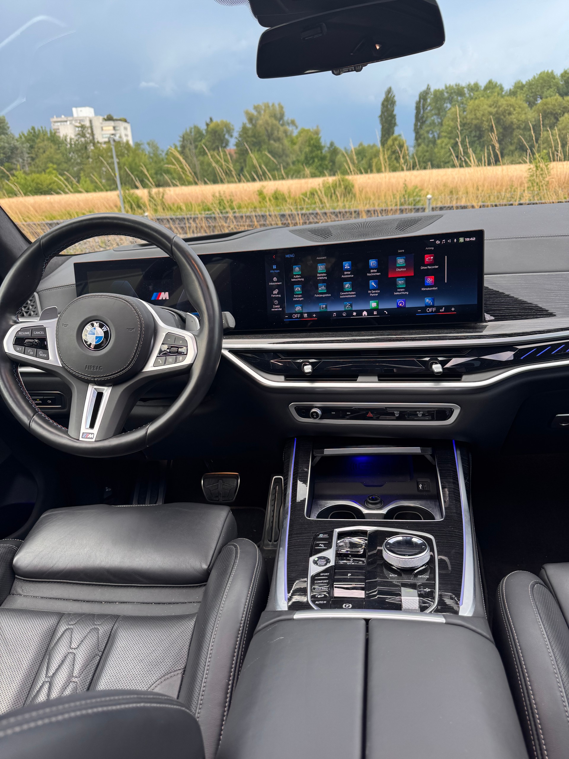 BMW M60i-image-3