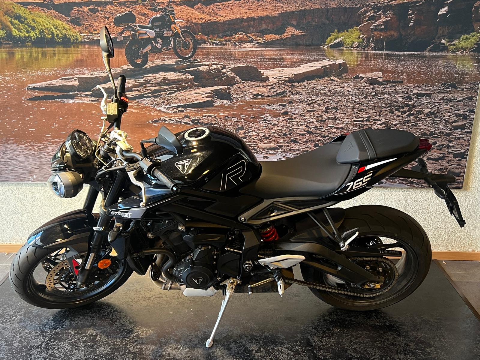 TRIUMPH Street Triple R 765-showroom-element-3