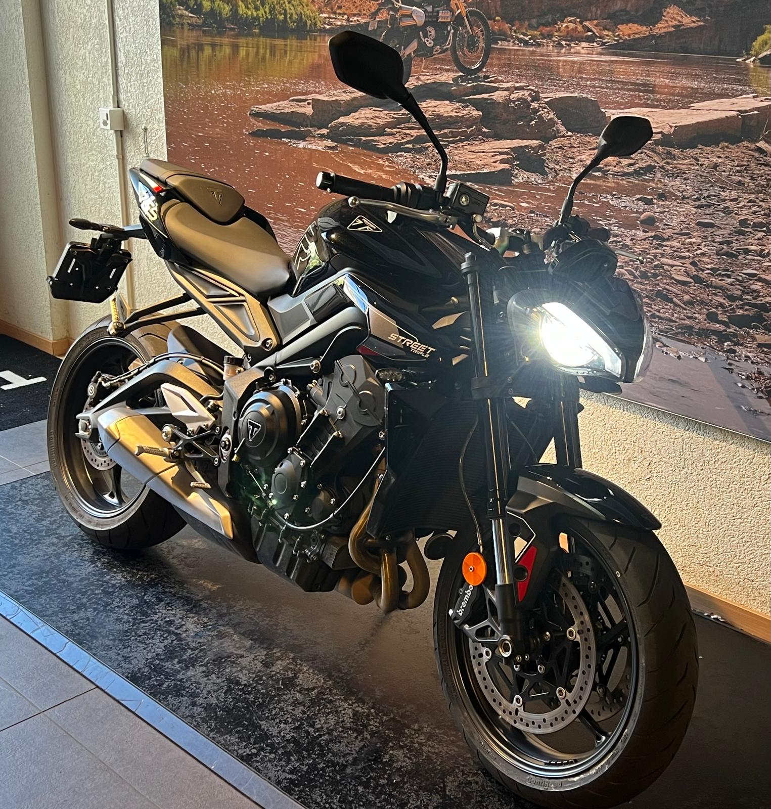 TRIUMPH Street Triple R 765-showroom-element-1