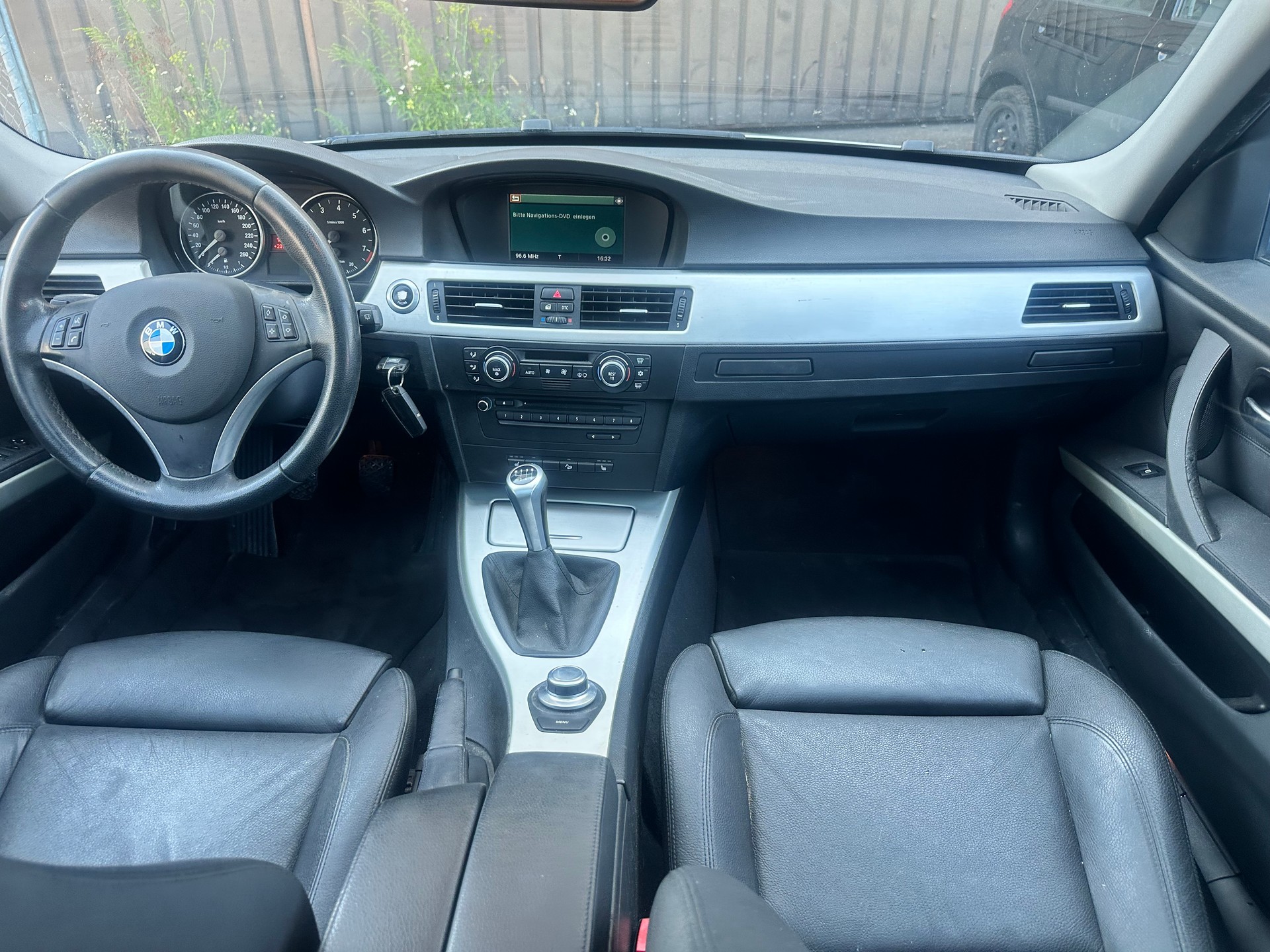 BMW 330xi Touring-image-10