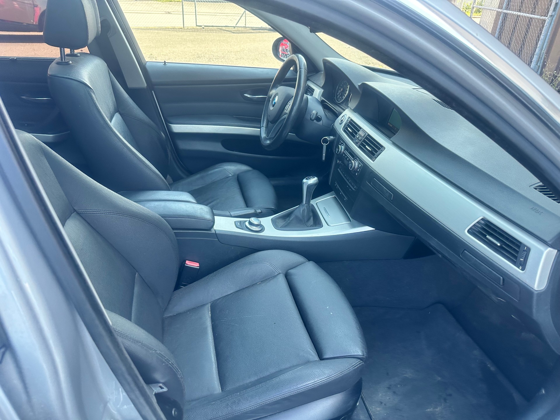 BMW 330xi Touring-image-15
